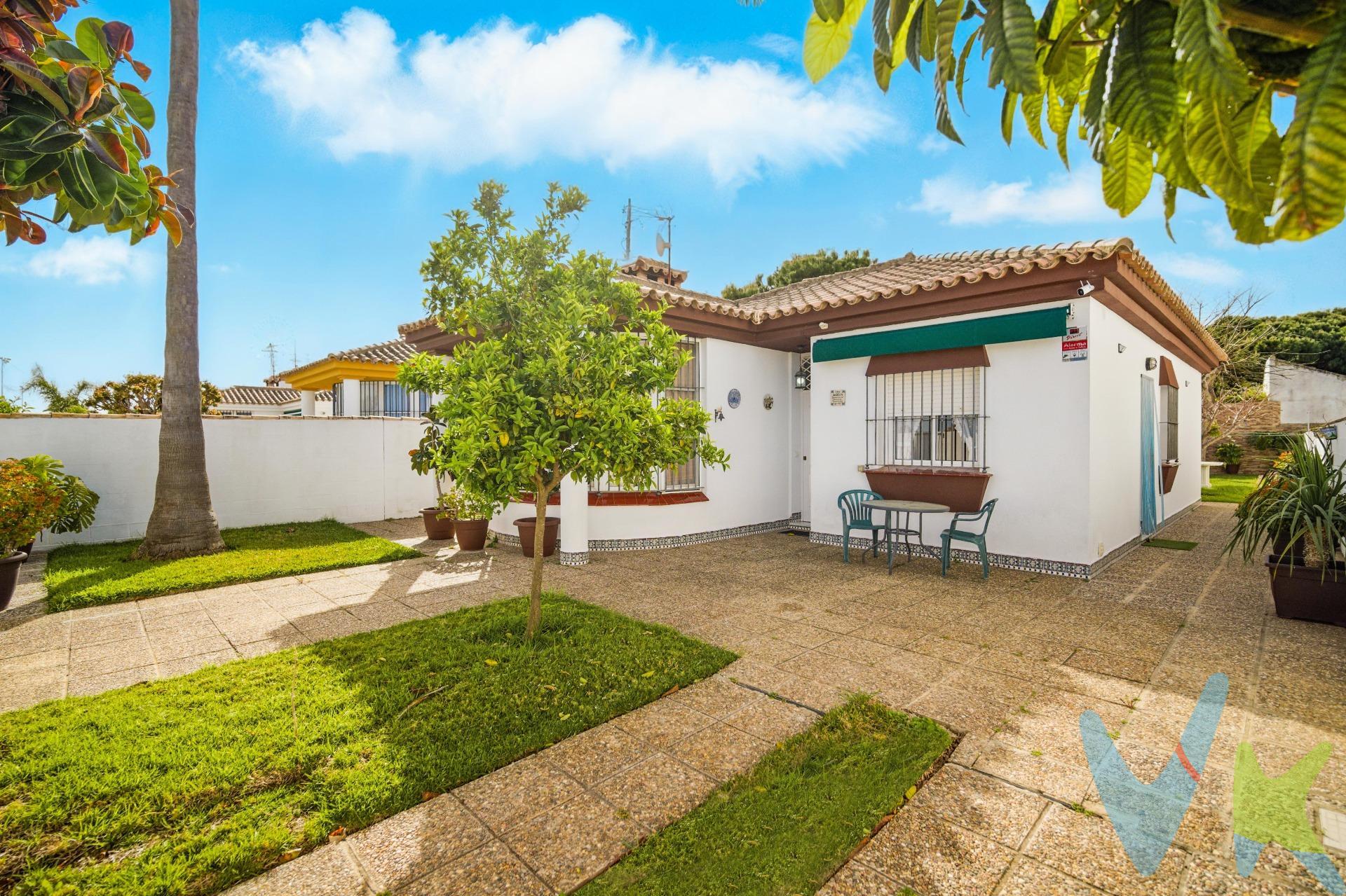 Descubre este espectacular chalet ubicado en la cotizada zona de Sancti Petri, a pocos pasos del mar y el antiguo puerto pesquero. Con una superficie construida de 86 m² sobre una generosa parcela de 400 m², esta propiedad está diseñada para ofrecerte comodidad y calidad. Cuenta con dos amplias habitaciones dobles, una habitación sencilla y tres baños que incluyen un baño en suite ideal para tu privacidad. Disfruta del aire acondicionado presente en todas las estancias, perfectas tanto para los calurosos días veraniegos como para relajarte durante todo el año. El exterior no se queda atrás; cuenta con un hermoso jardín donde podrás disfrutar momentos al aire libre junto a su piscina privada o organizar inolvidables reuniones familiares bajo el acogedor porche trasero equipado especialmente pensando en tus mejores recuerdos. Además, tendrás acceso a barbacoa perfecta para esos días soleados. La carpintería interior es toda madera aportando calidez al ambiente mientras que la orientación sur garantiza luminosidad natural durante todo el día ¡Así mismo tendrás cerca paradas autobús facilitándote así desplazamientos hacia La Barrosa! Esta casa te espera lista 'para entrar a vivir'. No pierdas esta oportunidad única valorada actualmente en €650.000. Comercializamos este inmueble en exclusiva, lo que le garantiza el acceso a toda la información y un servicio de calidad. En cumplimiento del Decreto de la Junta de Andalucía 218/2005 del 11 de Octubre, se informa al cliente que los gastos notariales, registrales, ITP y otros gastos inherentes a la compraventa no están incluidos en el precio. Igualmente disponemos del Documento Informativo Abreviado de la Propiedad (D.I.A) , y de un Seguro de Caución para garantizar las cantidades entregadas a nuestra Agencia en concepto de Reserva y/o Arras.