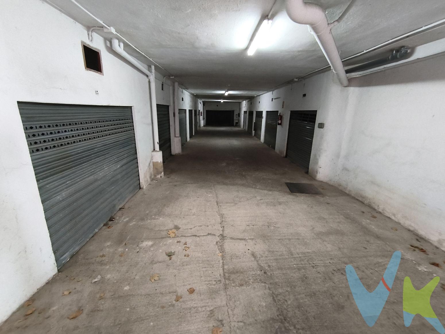 ¡Oportunidad única en Sagunto ciudad! Se vende plaza de garaje cerrada con persiana propia, ideal para quienes buscan comodidad y seguridad para su vehículo.Ubicada en una zona estratégica donde resulta muy difícil aparcar, cerca de la Notaría, Hacienda, Consum y rodeada de todos los servicios, esta plaza te ofrece la tranquilidad de tener tu coche siempre protegido y a mano.El garaje cerrado no solo asegura tu vehículo frente a robos, golpes o inclemencias del tiempo, sino que además te permite utilizarlo como un práctico espacio de almacenaje adicional.✅ Ubicación inmejorable ✅ Fácil acceso ✅ Cerrado y seguro con persiana propia ✅ Perfecto también como trastero¡No dejes pasar esta oportunidad de ganar comodidad y tranquilidad en tu día a día!El precio del inmueble no incluye los honorarios de la agencia que ascienden a 1.000 EUR del precio final del inmueble, ni los gastos de notaría y registro de la propiedad (que están sujetos a aranceles y varían dependiendo del precio de escrituración), ni los impuestos (que en la Comunitat Valenciana varían dependiendo del precio del inmueble y de las características personales del comprador