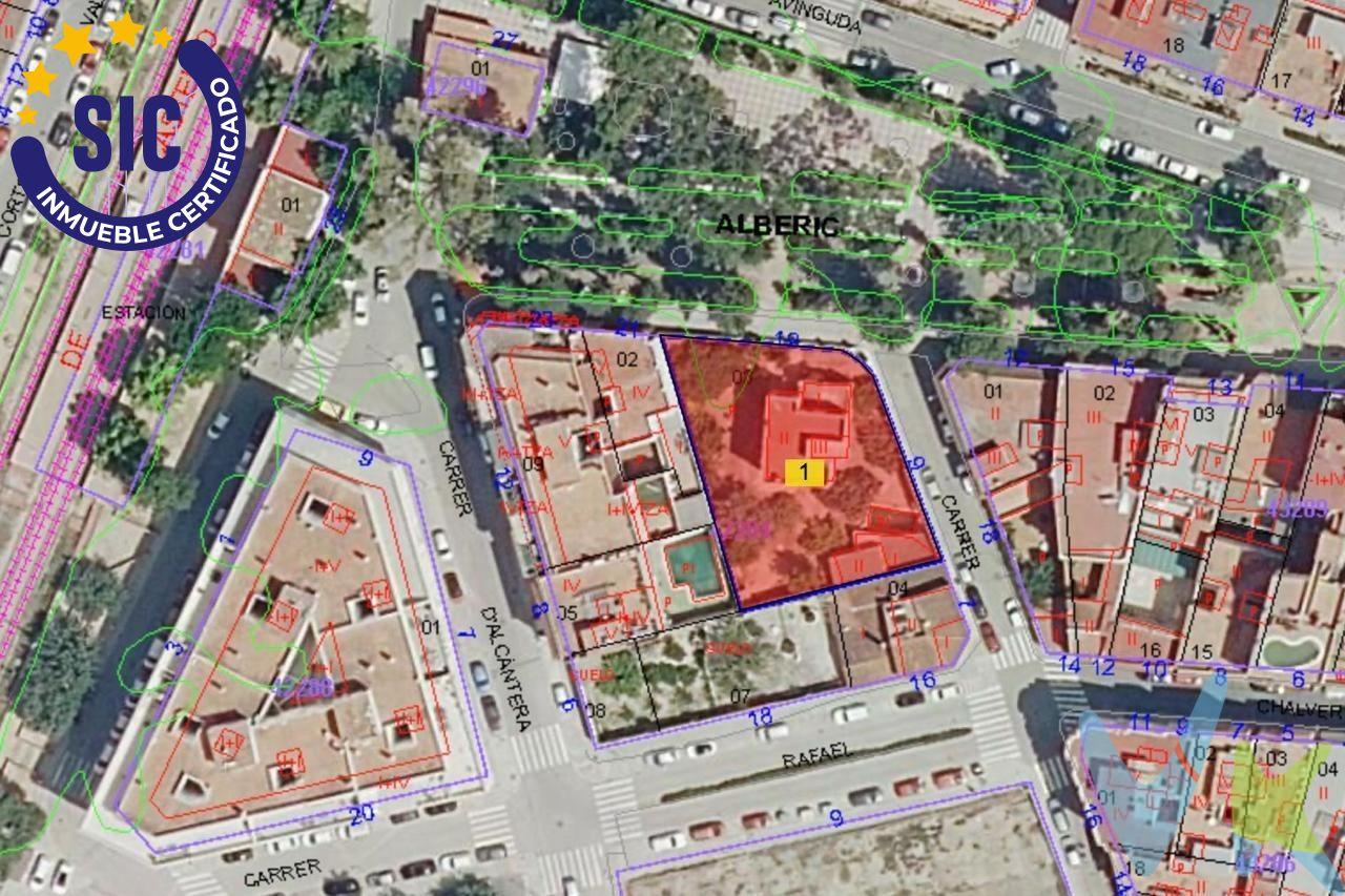 Ponemos a su disposición esta Oportunidad Exclusiva para Promotores y Constructores Estratégicos. Este no es solo un terreno; es un antiguo palacete en el corazón de Alberic que ofrece un abanico de posibilidades para el desarrollo inmobiliario. Este activo es la respuest directa a la escasez de obra nueva en el municipio y la oportunidad para un nuevo desarrollo que garantizará un proyecto de calidad que encontrará una demanda real y rápida rotación. Alberic es vecino de localidades mayores como Alzira o Xàtiva, que actúan como polos de empleo. Además, cuenta con estación de Metro, conectando con Valencia capital (aprox. 1 hora). Esta conexión, junto con precios de vivienda más bajos que en el área metropolitana, atrae a compradores que buscan mayor espacio a cambio de desplazamientos asumibles. Este solar tiene un alto potencial urbanístico, apto para un. edificio residencial de volumen considerable acorde a las normas locales. Edificabilidad Desglosada: Alto Potencial de Venta. La superficie total edificable es de 3.011 m2 sobre rasante, distribuida para maximizar el área vendible y optimizar el retorno de la inversión:. Planta Baja (Uso Comercial / Zonas Comunes): 852 m2 (100% Ocupación). Ofrece espacio para locales estratégicos o servicios comunitarios. Plantas Tipo (1a a 4a): 2.808 m2 (Viviendas). El grueso del desarrollo residencial. Ático Retranqueado: 351 m2 (Viviendas Premium). Ideal para crear unidades de alto valor añadido. MODELO DE PRODUCTO COMERCIALIZABLE: RESIDENCIAL GLORIETA. Para optimizar la rentabilidad y la velocidad de venta, proponemos un proyecto de 22 viviendas con una alta relación calidad-precio y las características más demandadas por el mercado local y de la comarca. Este enfoque garantiza un producto competitivo y de. rápida absorción. En conclusión, Av. Glorieta 19 en Alberic es una joya oculta: con el proyecto adecuado, puede transformarse en un referente residencial local, generando beneficios sólidos para el promotor y dotando al municipio de viviendas de calidad que satisfagan las necesidades actuales. . VENTA:. PVP 799.900€.  Gastos e impuestos no incluidos en el precio. La compra conlleva impuestos y gastos de formalización para el comprador. A título orientativo se informa que en segundas transmisiones el  ITP  con carácter general en  Valencia  es del  10%, pudiendo existir otros tipos impositivos atendiendo a  las circunstancias  personales del comprador u otras circunstancias previstas legalmente. Base imponible del impuesto el mayor valor entre el precio de compraventa, la tasación o el valor de referencia catastral. En cuanto a los gastos de  notaría y registro, en su caso,  suelen oscilar aprox; entre 1,5% y 2,5% (aranceles variables según precio, n.º de copias y complejidad). El comprador elige notario. Si el comprador precisase de  hipoteca: tasación, condiciones y costes bancarios serán según entidad elegida por el comprador, así como los gastos de gestoría, y cualesquiera otros gastos inherentes a la formalización de la compraventa que legalmente correspondan a la parte compradora, salvo pacto expreso en contrario con el vendedor. El consumidor tiene,  conforme a la normativa vigente, a su disposición información y documentación adicional relativa al inmueble y condiciones de la compraventa, que podrá ser consultada en C/Joaquín Costa 4, bajo 46005 Valencia o urbe2@remax.es. Honorarios de mediación inmobiliaria a cargo del  COMPRADOR: (3% del precio final de venta más IVA (21%), salvo otro pacto.); y  de VENDEDOR (según acuerdo con el mismo). . Se informa al consumidor que la agencia actúa como intermediaria inmobiliaria en la operación, estando cualquier eventual compraventa y sus condiciones sujeta a la aceptación expresa del propietario-vendedor y a la posterior formalización del correspondiente contrato.