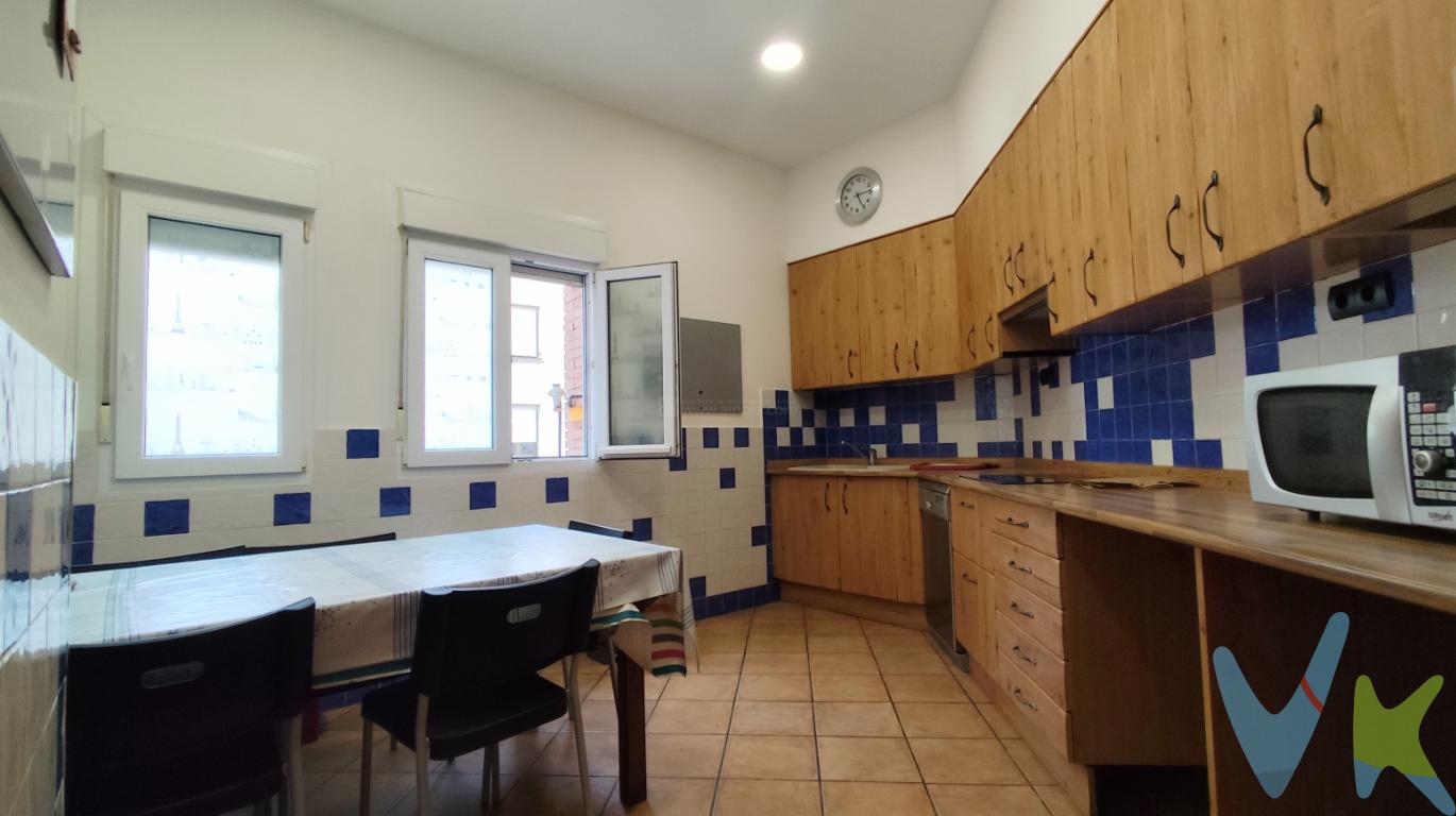 INMOBILIARIA SOLOZÁBAL presenta un piso exterior reformado con calificación energética B y suelo radiante ideal como inversión. Este excepcional piso en venta, ubicado en la zona centro, es el lugar ideal para aquellos que buscan espacio, comodidad y una ubicación inmejorable. Con un total de 109 m² construidos, esta propiedad ofrece amplias posibilidades para adaptar cada rincón a tus necesidades.El piso cuenta actualmente con 6 habitaciones pero no tiene salón, proporcionando un entorno perfecto para familias numerosas, profesionales en búsqueda de espacio adicional o incluso estudiantes que deseen compartir un hogar cómodo y bien situado. La distribución del espacio ha sido pensada para aprovechar al máximo cada metro cuadrado, garantizando luminosidad y una atmósfera acogedora en cada estancia.Situado en la quinta planta de un edificio con encanto, construido en 1940, este inmueble combina la elegancia de la arquitectura clásica con las comodidades modernas que cualquier persona podría desear. El acceso al piso es muy sencillo gracias al ascensor, permitiendo una movilidad fluida para todos sus futuros habitantes. No tendrás que preocuparte por las cargas de subir escaleras, lo que añade un valor innegable a la propiedad.La ubicación de este piso es, sin duda, uno de sus mayores atractivos. Estarás rodeado de todos los servicios que la zona centro de Logroño ofrece: tiendas, supermercados, restaurantes y áreas recreativas, todo a pocos minutos de tu puerta. Además, las conexiones de transporte son excelentes, con paradas de bus cercanas que facilitan el acceso a otras partes de la ciudad y más allá.Cada habitación del piso viene amueblada, y la inclusión de electrodomésticos en la cocina da la bienvenida a una vida práctica y sin complicaciones. No tendrás que invertir tiempo o dinero en amueblar, ya que el hogar está listo para recibir a su nuevo propietario. Imagina entrar y sentirte cómodo desde el primer momento, disfrutando de un espacio cuidadosamente diseñado que permite un estilo de vida dinámico y funcional.La calidad de vida que ofrece este piso es inigualable. Con un ambiente tranquilo y amigable, es perfecto tanto para aquellos que buscan un hogar familiar como para quienes desean un refugio en el centro de la ciudad. Las posibilidades son infinitas y tú decidirás cómo aprovechar al máximo cada rincón de este maravilloso inmueble.La historia de este edificio, que ha sido testigo del paso del tiempo desde 1940, le añade un carácter especial que no encontrarás en nuevos desarrollos. Cada pasillo, cada habitación parece contar una historia, lo que lo convierte en un lugar único que seguramente te hará sentir inmediatamente como en casa. Este piso es más que una simple propiedad; es un lugar donde podrás crear recuerdos entrañables junto a tus seres queridos.No dejes pasar la oportunidad de visitar este magnífico piso en venta. La combinación de espacio, ubicación y amenidades hace que sea una opción difícil de resistir. Programar una visita te permitirá apreciar en persona las ventajas que este inmueble tiene para ofrecer. Contáctanos hoy mismo y da el primer paso hacia tu nuevo hogar en Logroño. Aquí te espera el espacio perfecto para vivir, crecer y disfrutar de la vida en el centro de la ciudad. 