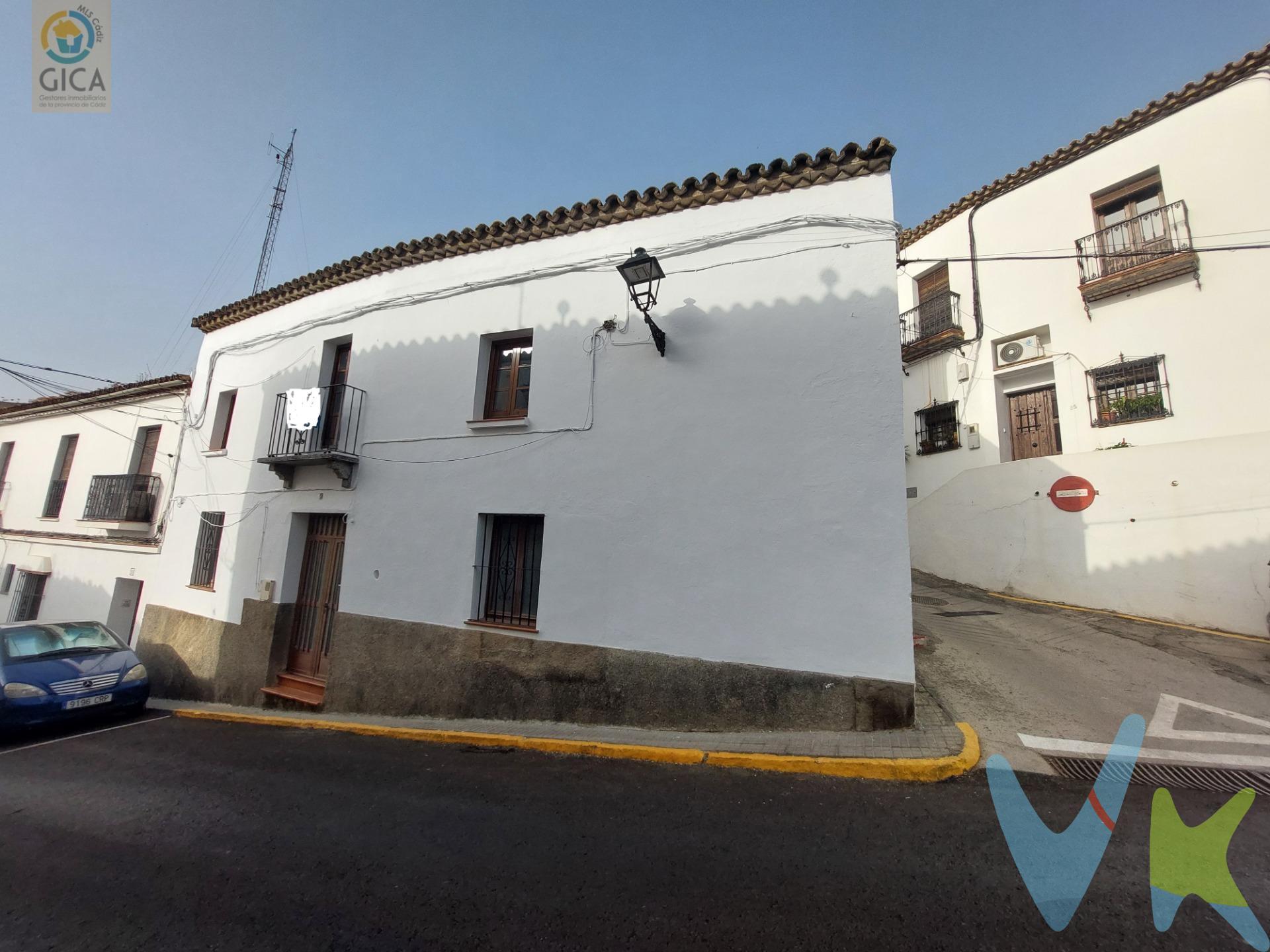 Fantástica casa en Jimena de la Frontera. Ubicada en la zona alta del pueblo, lo que le aporta vistas, tranquilidad y luz a la vivienda. Consta de 3 plantas, donde la de abajo fue hace unos años un pequeño comercio con su entrada independiente. la primera planta (está a ras de suelo por el otro lado de la calle al ser esquina y estar en cuesta), encontramos el recibidor, cocina, un baño completo, salón, 3 dormitorios,  pequeño patio y acceso a otra habitación. En la última planta tenemos una pequeña terraza/solarium y un dormitorio muy grande y reformado con baño en Suite. La casa necesita reforma en la cocina y baño, lo demás está recien pintada, tejas limpias.  ideal para disfrutarla. Llámenos para visitar o más información. --------------------------------------------------. Informamos a nuestros clientes que los gastos de notaría, registro, gestoría, impuestos y los honorarios de la agencia  NO están incluidos en el precio. A su vez, disponemos del documento informativo abreviado de la propiedad (según decreto 218/2005, del 11 de octubre) y de seguro de caución, para la protección del dinero entregado como señal para la reserva de una vivienda. Por mandato expreso del propietario, comercializamos este inmueble en exclusiva, lo que le garantiza el acceso a toda la información, a un servicio de calidad, un trato fácil, sencillo y sin interferencias de terceros. Por este motivo, se ruega no molestar al propietario, a los ocupantes de la propiedad o a los vecinos. Muchas gracias por su comprensión.