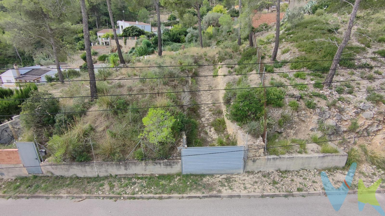 Parcela Urbana edificable de 831m2, en Can Suria, calle Ginesta, con vistas al parque natural del Garraf. Ideal para construir la casa de tus sueños en una zona muy tranquila, con vistas a la montaña, sin apenas vecinos. La parcela se encuentra vallada, nivelada ( es prácticamente plana ) y con rampa de acceso, lo que facilita y economiza la construcción de la casa. Además ya está dada de alta a la red de agua corriente y preparada para luz de red. La edificabilidad neta máxima sobre la superficie de la parcela se establece en: 0,30 m2st/m2s. La ocupación máxima sobre la superficie total de la parcela se establece en: 25%. La altura máxima de la edificación principal se establece en 6,50 m, equivalentes a planta baja y una. planta piso (PB+1P), en todas las subzonas. Distancia de construcción en la calle mínimo 5mts. Distancia de construcción lateral mínimo 3mts. Distancia al fondo de la parcela mínimo 3mts. 
