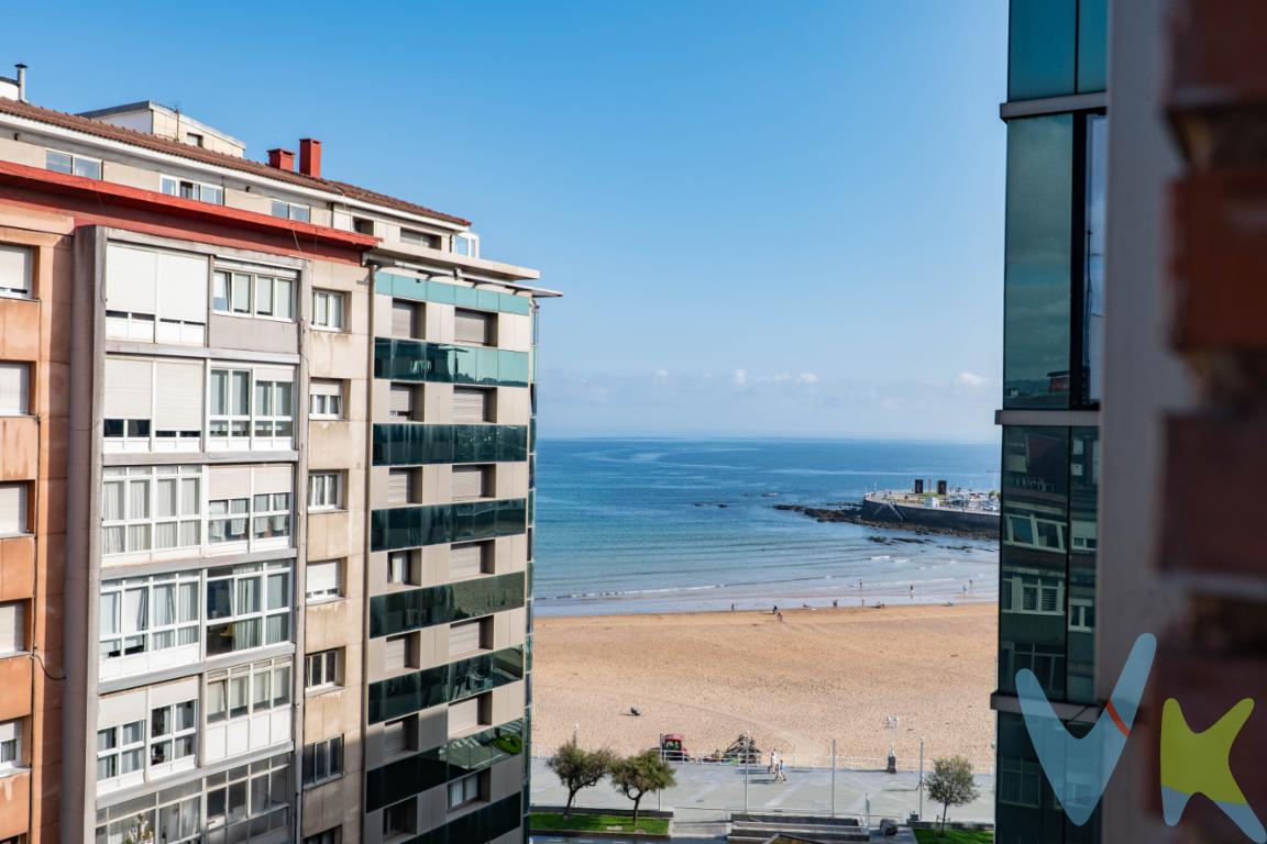 Tu vida junto a San Lorenzo comienza aquí»Quienes conocen Gijón saben que vivir en La Arena es un privilegio. Y cuando la playa de San Lorenzo forma parte de tu día a día, ese privilegio se convierte en una auténtica forma de vida.En la novena planta del número 41 de la calle Aquilino Hurlé encontramos esta vivienda de dos dormitorios, salón, cocina independiente y baño, situada en uno de los barrios más deseados y con mayor personalidad de la ciudad.Uno de los dormitorios destaca por su amplitud, mientras que el salón ofrece un espacio agradable y acogedor. La distribución es cómoda y funcional, ideal tanto como residencia habitual como para disfrutar de una segunda vivienda junto al Cantábrico.Y hay un detalle que marca la diferencia: desde el salón y uno de los dormitorios, al acercarte a los ventanales, el horizonte se abre y deja ver el mar. Una imagen que recuerda cada día que San Lorenzo está a solo unos pasos.Aquí podrás caminar por el Muro al amanecer, tomar un café frente al mar, salir a correr por el paseo marítimo o bajar a la playa sin necesidad de utilizar el coche. Todo ello con restaurantes, cafeterías, comercios y servicios a pocos minutos caminando.Porque esta vivienda no es solo un lugar donde vivir. Es la oportunidad de disfrutar de Gijón desde uno de sus barrios más emblemáticos.Las viviendas con esta ubicación, altura y cercanía a San Lorenzo aparecen muy pocas veces.No dejes que te lo cuenten. Ponte en contacto con nosotros y agenda tu visita.Se informa a los interesados de que el precio de venta indicado no incluye el Impuesto de Transmisiones Patrimoniales (ITP) ni los gastos derivados de la compraventa, como notaría, registro de la propiedad u otros gastos aplicables.