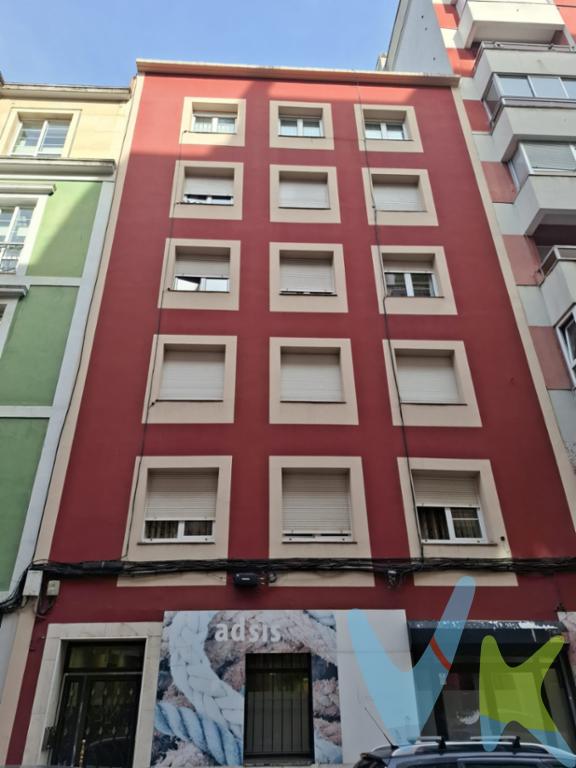 Ubicado en el centro de Gijón, a un paso de la playa de San Lorenzo, de la Plazuela de San Miguel...., este piso se presenta como una oportunidad única para aquellos que buscan una vivienda con una ubicación envidiable, ideal para familias pequeñas como para parejas que deseen disfrutar de la vida urbana con todas las comodidades.La vivienda es muy tranquila ya que es posterior y da a patio de manzana, además se sitúa en segunda planta y cuenta con 87 metros cuadrados construidos bien aprovechados, destacando por su distribución funcional y eficiente. Con dos habitaciones amplias, una de ellas con un gran armario empotrado, este hogar proporciona un refugio acogedor para descansar y disfrutar. Al entrar en la vivienda se accede a un espacioso salón-comedor, cuenta con una cocina totalmente equipada, un cuarto de baño con ventana y plato de ducha para su comodidad. La vivienda cuenta con servicios de calefacción y agua caliente eléctricos individuales. Encontrarse en el centro de Gijón significa tener acceso inmediato a todas las comodidades urbanas. Comercios, restaurantes y cafeterías se encuentran a pocos pasos, asegurando que todo lo necesario para la vida diaria esté al alcance de la mano. Además, la proximidad a las paradas de autobús ofrece una conectividad excelente con otras áreas de la ciudad.Rodeado de la riqueza cultural y social que caracteriza a Gijón, el entorno de este piso proporciona un sinfín de oportunidades de ocio. Desde la cercanía a museos y teatros hasta la posibilidad de disfrutar de eventos locales, la vida en este lugar promete ser activa y enriquecedora.La oportunidad de adquirir un piso como este en el centro de Gijón es realmente excepcional. Es el momento perfecto para garantizar una inversión sólida en un mercado inmobiliario siempre en crecimiento. Tanto por su ubicación como por la calidad del inmueble, esta vivienda destaca como una opción inigualable.Aquellos interesados en descubrir de primera mano lo que este hogar ofrece, no duden en concertar una visita. No pierda la oportunidad de convertir esta propiedad en el nuevo hogar de sus sueños!Según la Ley 10/2025, de 28 de diciembre, se informa que los gastos e impuestos que conlleva la adquisición no están incluidos en el precio indicado:El vendedor asume la plusvalía y el resto de gastos son del comprador.Segundas transmisiones, el comprador abona el Impuesto sobre Transmisiones Patrimoniales (ITP). Puede consultar toda la información en el siguiente enlace: https://sede.tributasenasturias.es/sites/sede/default/es_ES/Que-quieres-hacer/Transmisiones-Patrimoniales-y-AJD. La base imponible que se toma para el cálculo será el mayor valor entre precio de compraventa, tasación o valor de referencia catastral.El comprador escoge la notaría. Los gastos de Notaría están regulados en el Anexo I, del Real Decreto 1426/1989, de 17 de noviembre, por el que se aprueba el arancel Notarial y los gastos de Registro según el arancel oficial establecido en el Anexo I, del Real Decreto 1427/1989, de 17 de noviembre, los aranceles varían en función del precio, número de copias y complejidad. Los gastos de Gestoría por la tramitación administrativa de la compraventa, presentación, liquidación de impuestos y la inscripción en el Registro de la Propiedad, serán de la parte compradora, en caso de que decida encargar dichos trámites a un profesional, su importe varía en función del profesional o entidad designada para su realización. Si el comprador necesita préstamo hipotecario, la tasación, condiciones y costes bancarios según entidad elegida por el comprador; así como los gastos de gestoría y cualesquiera otros inherentes a la formalización de la compraventa serán de su cuenta, salvo pacto expreso en contrario con el vendedor..Honorarios de intermediación inmobiliaria a cargo del vendedor.Conforme a la normativa vigente, el consumidor tiene derecho a disponer de información, documentación y condiciones de la compraventa relativa al inmueble, en la sede física de Los Arcos 98, SL en Avenida de la Costa, nº 53  bajo en Gijón, o a través de nuestro correo electrónico, inmobiliaria@grupolosarcos.es. La agencia actúa exclusivamente como intermediaria en la operación, las condiciones de la compraventa están sujetas a la aceptación expresa del vendedor y a la posterior formalización del correspondiente contrato. El presente anuncio es meramente informativo y la información facilitada corresponde a la disponible en la fecha de publicación, pudiendo variar en función de circunstancias legales, contractuales o fiscales.