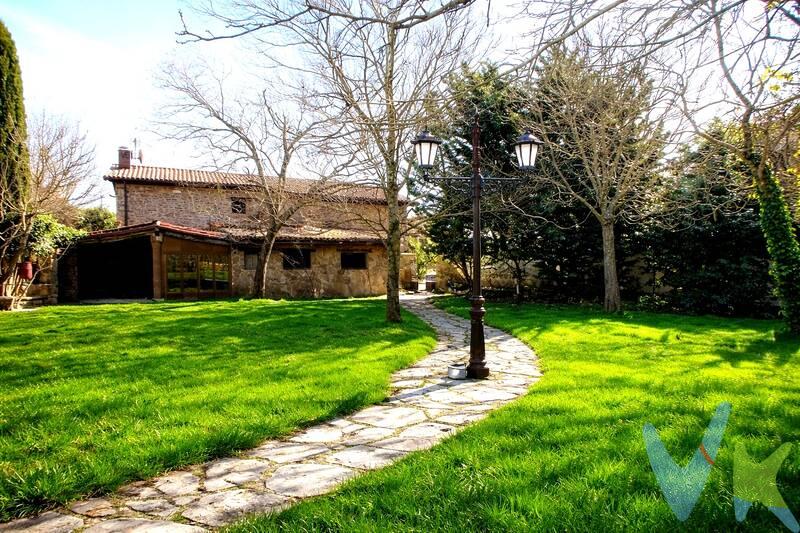 Imagina construir tu hogar en un lugar donde la tranquilidad, la naturaleza y el paisaje forman parte del día a día.
Se vende parcela urbana de 403,30 m² en Aldunate, un pequeño pueblo navarro lleno de encanto, situado en pleno Camino de Santiago, rodeado de campos, montes y aire puro.
Un entorno perfecto para crear una vivienda con jardín y disfrutar de la calma de la vida rural, con la ventaja de estar a un paso de Pamplona, con todos sus servicios, cultura y vida urbana.
La ubicación permite además acceder fácilmente a algunos de los paisajes más espectaculares de Navarra, como las Foces de Lumbier y Arbayun, así como a los valles pirenaicos navarros, ideales para senderismo, naturaleza y escapadas durante todo el año. También podrás disfrutar del cercano embalse de Yesa.
Un lugar donde combinar calidad de vida, naturaleza y cercanía a lugares únicos. Una oportunidad para desarrollar tu proyecto de vida en un entorno auténtico y privilegiado.
En el precio NO están incluidos gastos impuestos, notaría y registro.