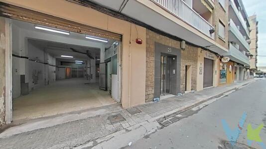 ¡OPORTUNIDAD! Local comercial en venta – 172 m², amplio y diáfano. Se vende excelente local comercial de 172 m² construidos, ideal para múltiples actividades. El espacio es amplio, vacío y completamente diáfano, lo que permite una distribución totalmente personalizada según tus necesidades. Ubicado a pie de calle, cuenta con dos aseos y gran versatilidad para su uso como tienda, oficina, almacén, estudio o cualquier otro negocio. Perfecto para emprendedores o inversores que buscan una propiedad lista para adaptar y comenzar actividad de inmediato. ¡No dejes pasar esta oportunidad única!. Agencia Registrada con el Nº 2.059 en el Registro Obligatorio de Agentes Inmobiliarios de la Comunitat Valenciana, según el DECRETO 98/2022, de 29 de julio, del Consell, por el que se regula el Registro de Agentes de Intermediación Inmobiliaria de la Comunitat Valenciana. Por mandato expreso del propietario, comercializamos este inmueble en EXCLUSIVA COMPARTIDA, lo que le garantiza el acceso a toda la información, a un servicio de calidad, un trato fácil, sencillo y sin interferencias de terceros. Por este motivo, se ruega no molestar al propietario, a los ocupantes de la propiedad o a los vecinos, así como a los porteros de la comunidad en el caso de que los hubiera. Muchas gracias por su comprensión. Si usted es agente inmobiliario y tiene un cliente para este inmueble, llámenos: estaremos encantados de colaborar. EL ANUNCIO NO ES VINCULANTE Y PODRÍA CONTENER ALGÚN ERROR. EL PRECIO PUBLICADO NO INCLUYE GASTOS DE NOTARIA, IMPUESTOS, REGISTRO NI HONORARIOS DE AGENCIA. LOS VEHÍCULOS Y ALGUNOS MUEBLES QUE APARECEN EN LAS FOTOS, NO ESTÁN INCLUIDOS !!!