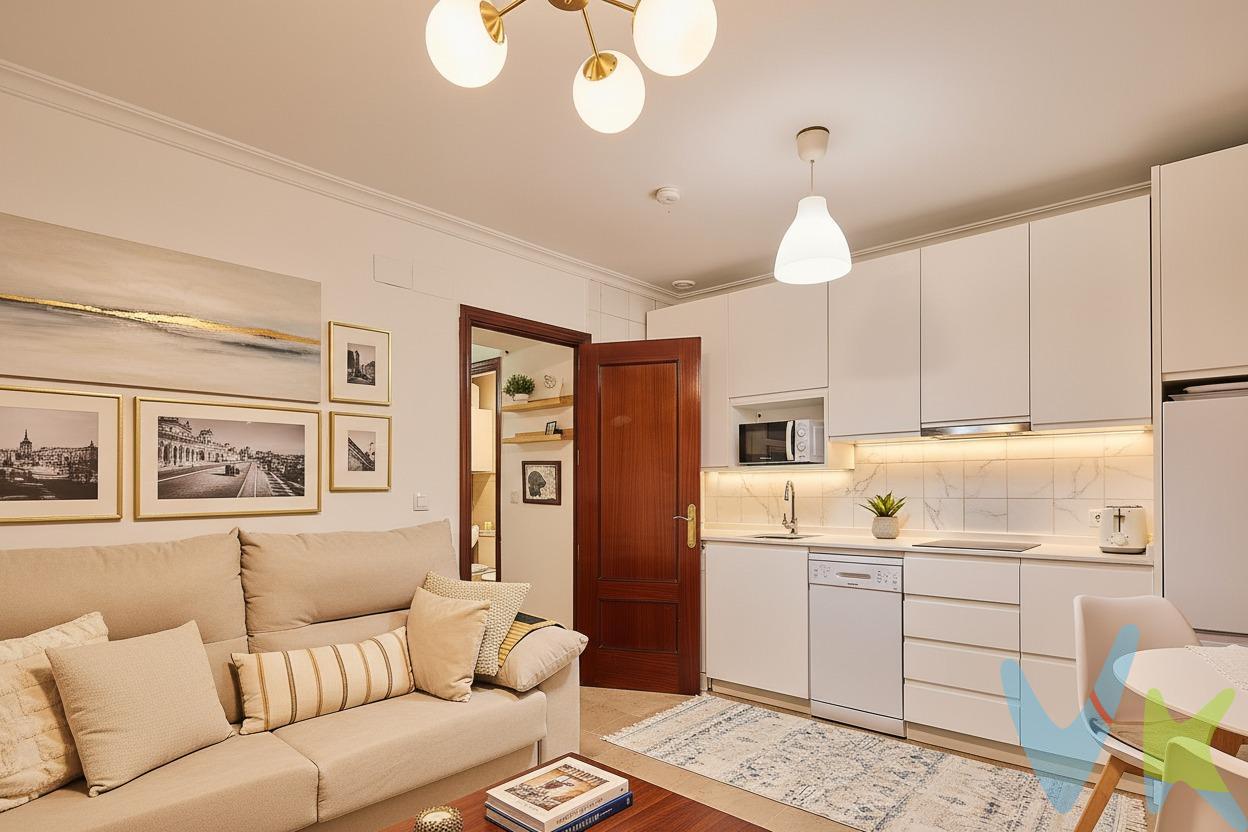 Descubre este encantador apartamento ubicado en pleno centro de Cádiz, a escasos metros de la Plaza del Palillero, centro neurálgico de la ciudad y donde tendrás a un paso las principales atracciones turísticas y comerciales de la ciudad. El apartamento, reformado recientemente, presenta un diseño funcional que maximiza cada rincón. Cuenta con una habitación doble, salón con cocina americana con ventilación directa a la calle y un baño completo. Además, se encuentra rodeada por diversas amenidades como centros comerciales, colegios e incluso hospitales dentro de la zona; facilitando así tu rutina diaria sin necesidad de desplazamientos largos. A tan solo 900 metros del mar podrás aprovechar al máximo tus días soleados disfrutando tanto del encanto gaditano como su rica gastronomía local tras dar tranquilos paseos junto al océano. Con fácil acceso a transporte público gracias a paradas autobuses cercanas y estación tren también muy próxima; no hay mejor lugar donde vivir o invertir en propiedades inmobiliarias ¡No pierdas la oportunidad! Este espacio te está esperando. 