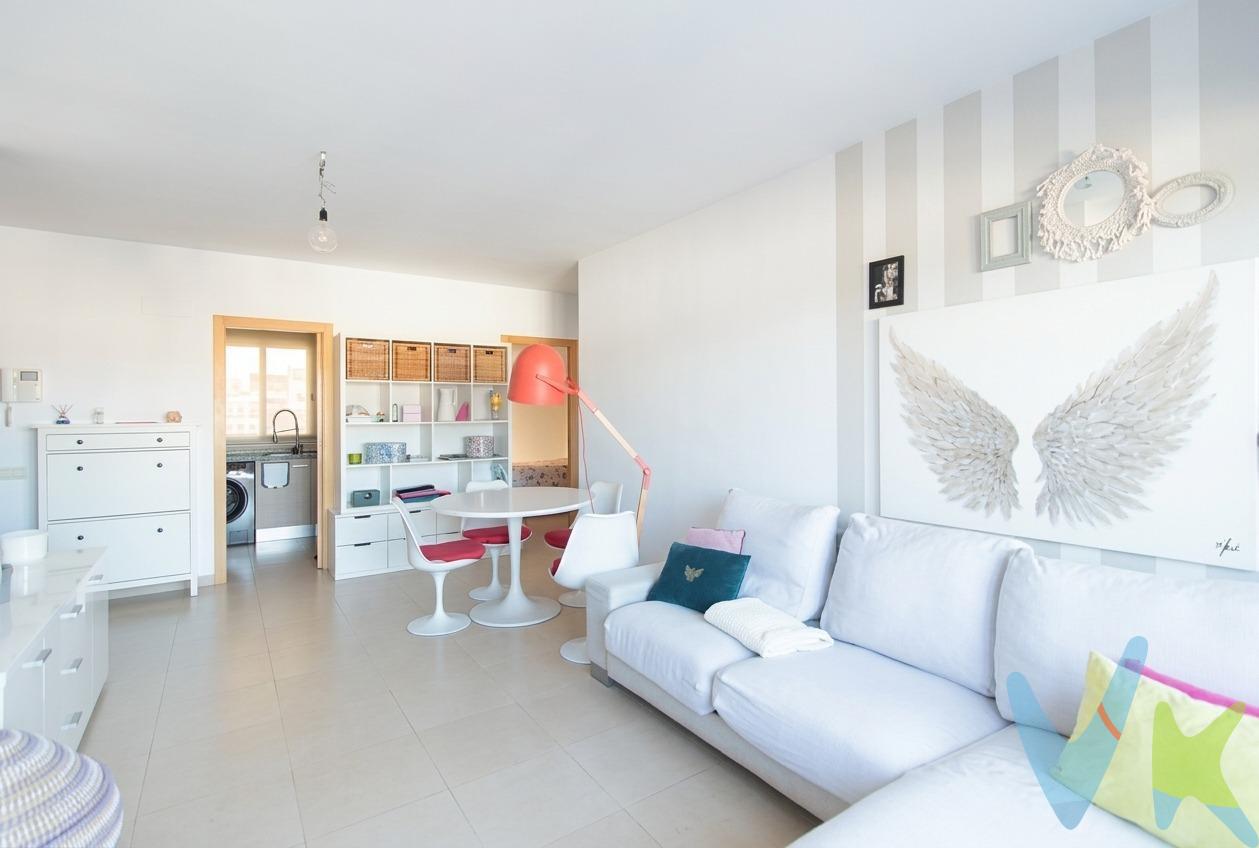 ¡Tu nuevo comienzo con vistas en Onda! Ático luminoso con gran terraza, garaje y trastero. Si buscas esa sensación de llegar a casa, desconectar del día y disfrutar de la luz natural desde la tranquilidad de tu propia terraza, este ático lo tiene absolutamente todo para enamorarte. Una vivienda funcional, cómoda y lista para entrar a disfrutar. Lo que hace especial a este ático:. Gran terraza privada: El verdadero corazón de la vivienda. Un espacio amplio y versátil ideal para tu propio rincón de relax al aire libre. Distribución : 2 habitaciones acogedoras y luminosas, perfectas tanto para dormitorio principal como para despacho o cuarto de invitados. Cocina independiente: Equipada con una práctica puerta corredera que optimiza el espacio y te permite mantener la independencia visual y de aromas respecto al salón. Baño completo: Espacioso y equipado con bañera, ideal para tus momentos de descanso. Confort todo el año: Dispone de split de aire acondicionado para mantener la temperatura perfecta en cualquier estación. Comodidad total incluida:. Plaza de parking en la misma finca: Olvídate de perder tiempo buscando aparcamiento. Trastero privado: El espacio extra que siempre hace falta para mantener la casa organizada. VENTA:. PVP 155.000€. Gastos e impuestos no incluidos en el precio. La compra conlleva impuestos y gastos de formalización para el comprador. A título orientativo se informa que en segundas transmisiones el ITP con carácter general en Valencia es del 9%, pudiendo existir otros tipos impositivos atendiendo a las circunstancias personales del comprador u otras circunstancias previstas legalmente. Base imponible del impuesto el mayor valor entre el precio de compraventa, la tasación o el valor de referencia catastral. En cuanto a los gastos de notaría y registro, en su caso, suelen oscilar aprox. entre 1,5% y 2,5% (aranceles variables según precio, n.º de copias y complejidad). El comprador elige notario. Si el comprador precisase de hipoteca: tasación, condiciones y costes bancarios serán según entidad elegida por el comprador, así como los gastos de gestoría, y cualesquiera otros gastos inherentes a la formalización de la compraventa que legalmente correspondan a la parte compradora, salvo pacto expreso en contrario con el vendedor. El consumidor tiene, conforme a la normativa vigente, a su disposición información y documentación adicional relativa al inmueble y condiciones de la compraventa, que podrá ser consultada en C/Joaquín Costa 4, bajo 46005 Valencia o urbe2@remax.es. Honorarios de mediación inmobiliaria a cargo del COMPRADOR: (3% del precio final de venta más IVA (21%), salvo otro pacto.); y de VENDEDOR (según acuerdo con el mismo). Se informa al consumidor que la agencia actúa como intermediaria inmobiliaria en la operación, estando cualquier eventual compraventa y sus condiciones sujeta a la aceptación expresa del propietario-vendedor y a la posterior formalización del correspondiente contrato.