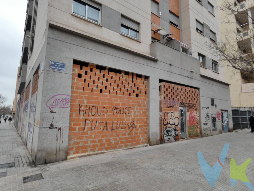 Si estás buscando un local donde abrir tu futuro negocio esta es tu oportunidad.El local se encuentra en bruto, podrás actualizarlo a tu gusto desde el principio.Situado cerca del campo de fútbol del Levante y el centro comercial Arena.------Agencia Registrada con el Nº 2960 en el Registro Obligatorio de Agentes Inmobiliarios de la Comunitat Valenciana, según el DECRETO 98/2022, de 29 de julio, del Consell, por el que se regula el Registro de Agentes de Intermediación Inmobiliaria de la Comunitat Valenciana.La documentación del inmueble ha sido revisada y estimamos que reúne todos los requisitos necesarios para ser comercializado.El precio del inmueble no incluye los honorarios de la agencia que ascienden a un 4% + IVA, ni los gastos de notaría y registro de la propiedad (que están sujetos a aranceles y varían dependiendo del precio de escrituración), ni los impuestos (que en la Comunitat Valenciana varían dependiendo del precio del inmueble y de las características personales del comprador). Si tramita la inscripción una gestoría, deberá abonar sus honorarios más iva ( en este caso suele oscilar entre los 250EUR y los 400EUR + iva).Las medidas aquí expuestas han sido obtenidas del Catastro.El anuncio no es vinculante, puede contener errores.¿Tienes alguna duda? Consúltanos.***Los vendedores han confiado en este equipo para gestionar la venta del inmueble de forma exclusiva. Como no puede ser de otra forma, garantizamos un servicio de calidad, actuando en todo momento de forma transparente, ética y profesional. Así pues, se ruega la no interferencia de terceros, y sobre todo, no molestar a los propietarios, a los ocupantes del inmueble o a los vecinos. Muchas gracias por tu comprensión.   