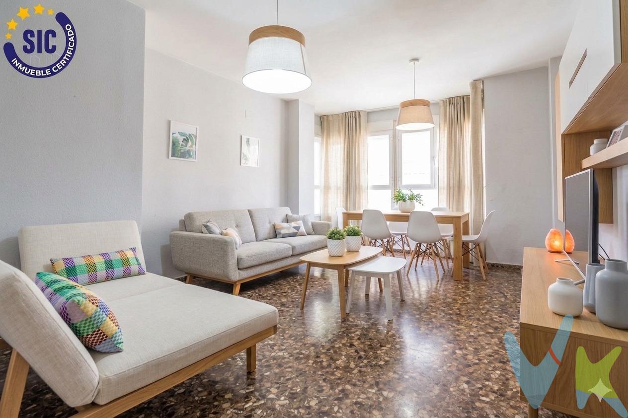 Nou Moles: Luz, Potencial y el Río Turia a un paso. ¿Buscas una vivienda con alma, buena estructura y en una ubicación inmejorable para personalizar a tu gusto?. Te presentamos este piso de 95 m² construido en 2004, situado estratégicamente en el barrio de Nou Moles. A un suspiro de la Avda. del Cid y del cauce del Río Turia, esta propiedad es el lienzo en blanco perfecto para quienes buscan calidad constructiva y quieren aportar su toque personal.  Distribución pensada para la vida moderna. Nada más entrar, te recibe un espacio lleno de posibilidades: una cocina y un salón continuos , inundados de luz natural gracias a sus **grandes ventanales**. Es el diseño ideal si sueñas con un concepto abierto (*open space*) donde la luz sea la protagonista.  🛌 Zona de descanso con rincón exterior. A través de un cómodo pasillo accedemos a la zona privada:. * **Dormitorio Principal:** Con baño en suite equipado con **bañera de hidromasaje**. (Un espacio de relax que solo necesita la instalación del inodoro para estar completo a tu gusto). * **Segundo Dormitorio Doble:** con ventana a terraza . * **Tercer Dormitorio con "Plus":** Desde aquí accedes a una **agradable terracita interior** con toldo. El lugar perfecto para tu café matutino con total privacidad. Este es un pequeño dormitorio ideal como despacho o habitación de juegos* **Almacenamiento:** Armarios empotrados en todas las estancias. 🛠️ El valor de la puesta a punto. Esta vivienda se encuentra en un estado de conservación que, con una **pequeña inversión estética**, se convertirá en un piso de revista. Para que brille como merece, requiere:. 1.  **Carpintería:** Sustitución de algunos marcos de puertas y cristales de ventanas (madera y aluminio blanco de origen). 2.  **Climatización:** La vivienda cuenta con preinstalación y máquina de aire por conductos, que requiere una puesta a punto/reparación para funcionar a pleno rendimiento. 3.  **Baño principal:** Solo falta la colocación del inodoro para que tu suite esté operativa al 100%.  Adquiere una vivienda de 2004 (con excelentes calidades de base)  permitiéndote elegir los acabados finales y estrenar hogar en una de las zonas más demandadas de Valencia. ### 📍 Ubicación Estratégica. Vivir aquí es tener lo mejor de dos mundos: la conexión rápida de la **Avda. del Cid** y el pulmón verde del **Río Turia** para tus paseos o deporte diario. Un barrio consolidado con todos los servicios a pie de calle. **¿Vienes a ver su potencial? Es la vivienda que estabas esperando.  Por mandato expreso del propietario, comercializamos este inmueble en exclusiva , lo que le garantiza el acceso a toda la información, a un servicio de calidad, un trato fácil, sencillo y sin interferencias de terceros. Por este motivo, se ruega no molestar al propietario, a los ocupantes de la propiedad o a los vecinos. Muchas gracias por su comprensión. Si usted es agente inmobiliario y tiene un cliente para este inmueble, llámenos: estaremos encantados de colaborar. 