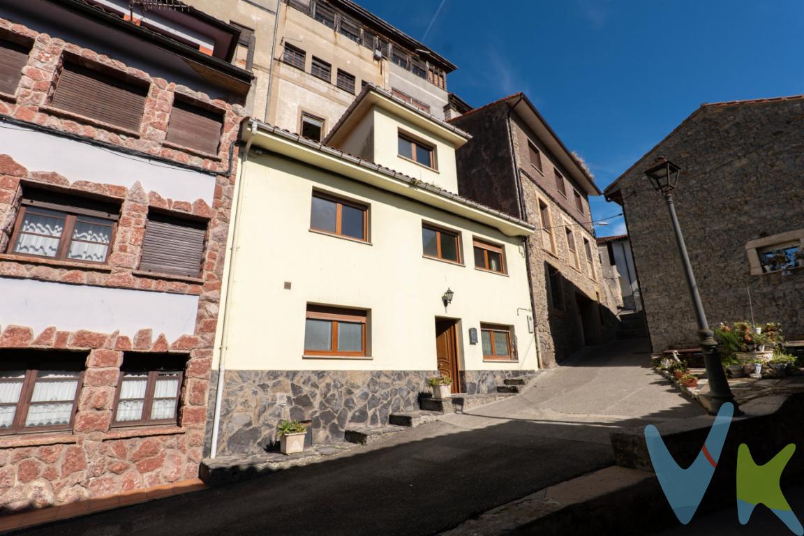 En uno de los enclaves más bonitos de Asturias, tenemos a la venta un inmueble que seguro llamará tu atención.Se trata de una casa pareada en la misma villa de Colunga, en el núcleo urbano.Está compuesta de tres plantas.En la planta inferior tenemos la cocina, un baño, un cuarto a modo de despensa y un espacio ámplio y luminoso a modo de Salón-Comedor.En la segunda planta se encuentran tres dormitorios y un baño y ya en la última planta nos encontramos con un dormitorio más y un cuarto trastero.Es una casa pareada , situada frente a una plaza , con espacio delante y sobre todo muy luminosa.Las vistas desde las plantas superiores son muy bonitas, con los paisajes propios de la zona.Sin duda una propiedad que hará las delicias de tanto quien busque crear su propio hogar en una zona muy bien comunicada como quien valore tener una segunda residencia en una de las zonas con más encanto de Asturias.Las playas de la Griega y la Isla se encuentran muy cerca y la zona montañosa del Sueve también.Es decir que tanto mar como montaña están al alcance de la mano, sin olvidar el encanto propio de una villa como Colunga.No dejes pasar esta oportunidad y llámanos para informarte.Estaremos encantados de poder atenderte.En el precio no están incluidos los gastos de transmisión patrimonial ni registro y notaría. 