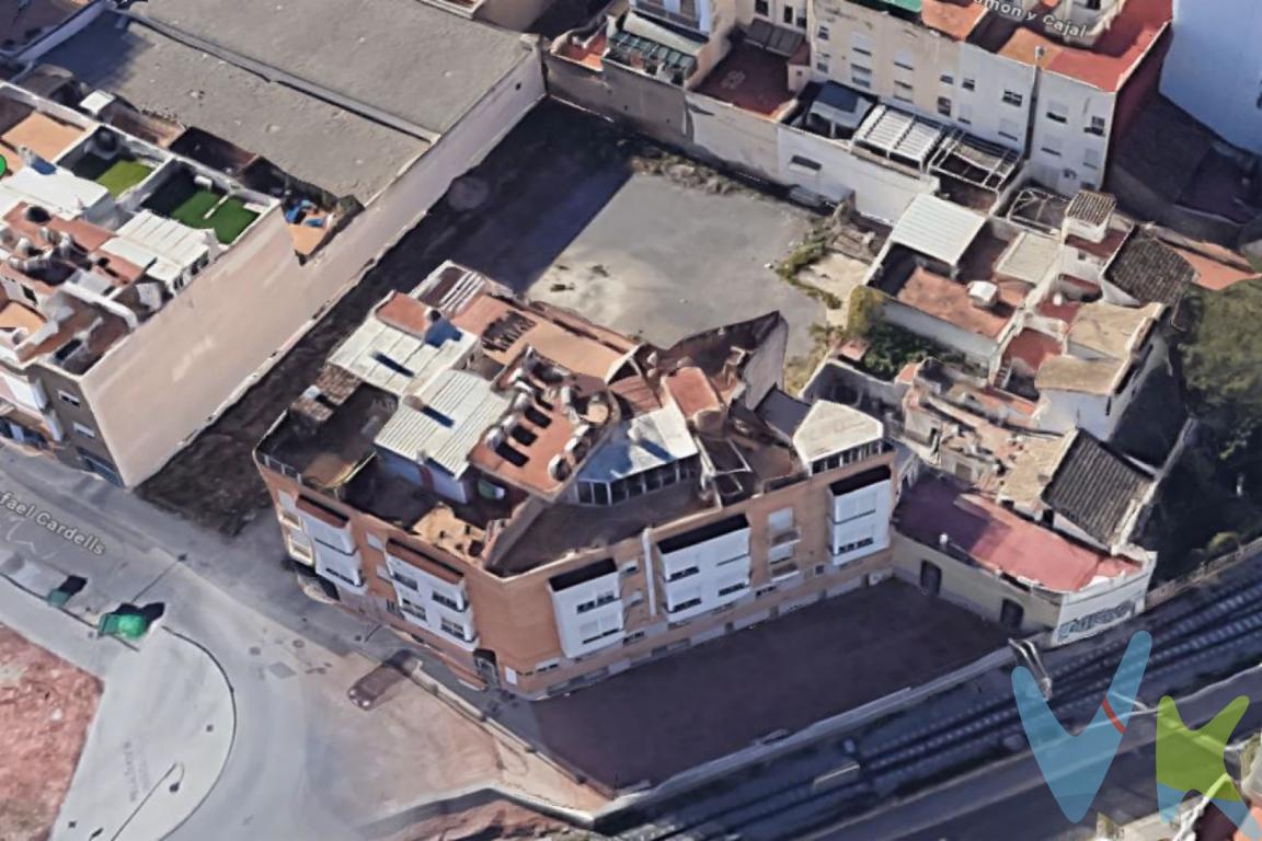 ¿Buscas un solar para hacerte una casa con gran jardín? Este solar se encuentra en una zona cerca del Metro con buen acceso desde la carretera Barcelona y en una zona tranquila residencial.Solar urbano en venta en Meliana de 704 m2.Con posibilidad de construir bajo más dos alturas más ático.Es perfecto para hacerse una casa con jardín, puesto que tiene mucho espacio interior y un precio muy ajustado.