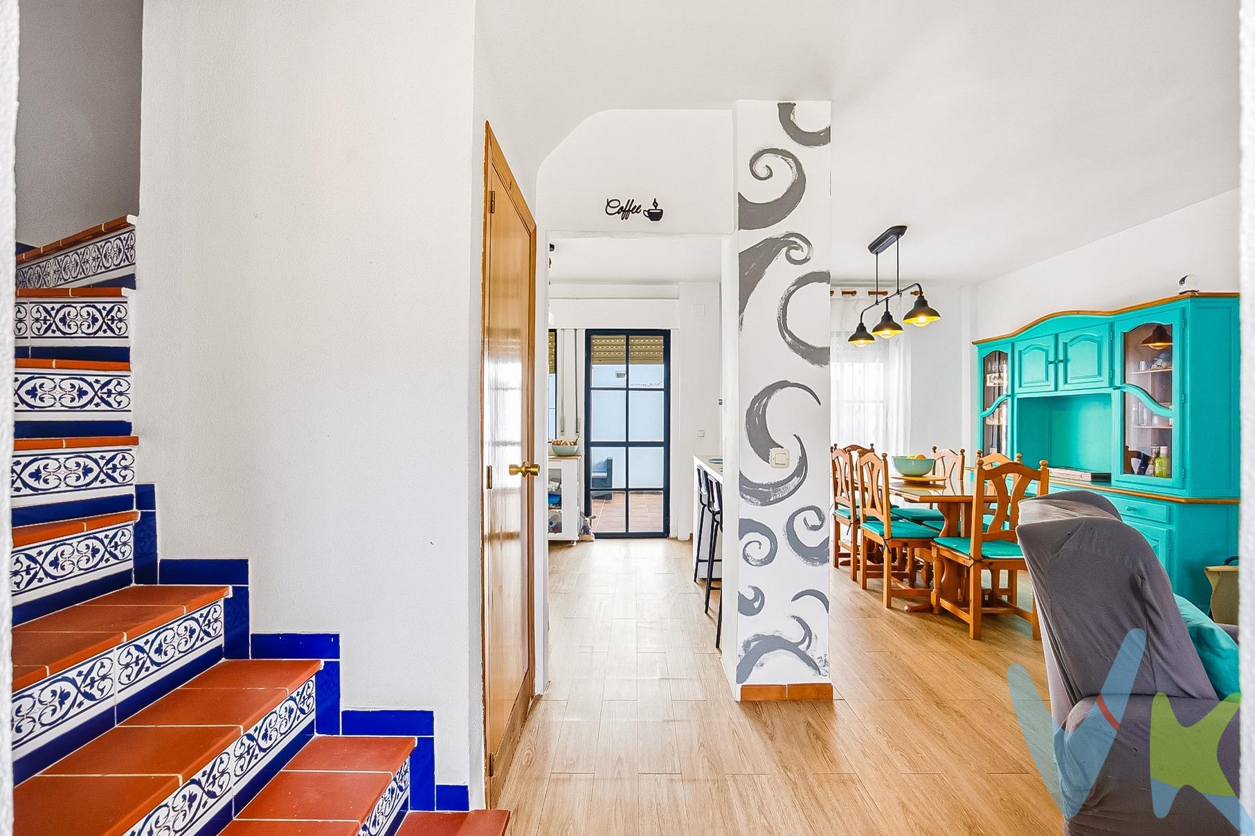 ¡Bienvenido a tu nuevo hogar! 🌟 Este encantador adosado se encuentra en la exclusiva Urbanización Real de la Barrosa, un lugar ideal donde tus sueños familiares pueden hacerse realidad. Con más de 110 m² construidos, esta vivienda ofrece tres acogedoras habitaciones perfectas para el descanso y dos baños completos que aseguran comodidad durante cada día. Disfruta del aire libre en su amplia terraza ☀️ o relájate junto a las refrescantes piscinas 💦 disponibles solo para residentes. Los pequeños también estarán felices aquí: con un parque infantil 🚸 seguro y divertido justo al lado, podrán jugar sin preocupaciones mientras tú disfrutas de una partida rápida en la pista de tenis 🎾 ubicada a pocos minutos caminando. Además, estarás situado tan cerca como a dos kilómetros de las hermosas playas locales; perfecto para esos días soleados bajo el sol andaluz. No te pierdas esta oportunidad única 🔑de vivir rodeado por todos estos servicios pensados especialmente para ti y los tuyos. Comercializamos este inmueble exclusivamente 📞para garantizarte toda la información necesaria así como asesoría excepcional sobre cualquier duda respecto al proceso de compraventa ⌛. Recuerda consultar nuestros seguros adicionales e infórmate acerca dels gastos asociados visitando nuestra web oficial. Comercializamos este inmueble en exclusiva para garantizarte toda la información necesaria junto a un servicio excepcional. En cumplimiento del Decreto Junta Andalucía 218/2005 del 11 Octubre, informamos al cliente que los gastos notariales e impuestos no están incluidos en el precio € . Si tienes dudas acerca dela compraventa , llámanos ; estaremos encantados de asesorarle !. Igualmente disponemos de un Seguro de Caución para garantizar las cantidades entregadas a nuestra Agencia en concepto de Reserva y/o Arras. Impuestos y gastos de la compraventa:. El comprador puede consultar de forma oficial los impuestos aplicables (ITP, AJD, etc.) en la web de la Junta de Andalucía:. https://www.juntadeandalucia.es/organismos/economiahaciendayfondoseuropeos/areas/tributos-juego/tributos/paginas/impuestos-cedidos-transmisiones.html. Si tiene cualquier duda sobre los gastos de la compraventa, llámenos y estaremos encantados de asesorarle de forma clara y personalizada. . 