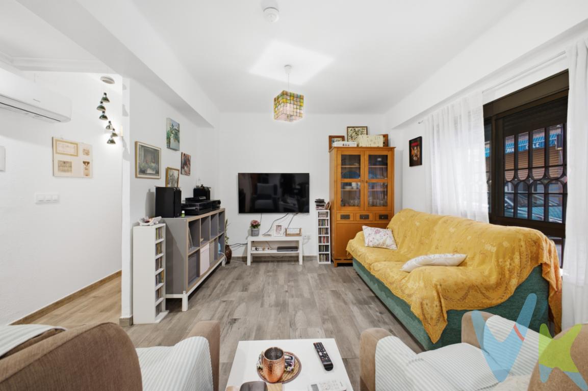 Presentamos en exclusiva ; encantadora vivienda en planta baja, lista para entrar a vivir.Esta propiedad se caracteriza por su cómodo y funcional diseño .Nada más entrar, encontramos un amplio salón-comedor con  un aparato de aire acondicionado .La cocina con salida a una amplia terraza de casi 40 metros  ideal para aquellos que tienen mascotas o simplemente a los que les gusta compartir momentos con amigos o familiares . La vivienda cuenta además con un baño con plato de ducha, proporcionando comodidad y estilo al mismo tiempo.En cuanto a las habitaciones, dispone de dos estancias: una doble perfecta como dormitorio principal y otra simple adecuada para niños, invitados o uso versátil; ambas cuentan con ventanas lo que garantiza luminosidad natural durante todo el día. Destacar que la vivienda cuenta con rejas, mosquiteras , puertas correderas, detector de humo y toldo en la terraza. Esta planta baja es ideal tanto para parejas como familias pequeñas buscando confort y ubicación privilegiada cerca de todos los servicios necesarios (comercios locales, transporte público) así como zonas verdes cercanas ideales para paseos tranquilos!Gastos, Impuestos y Honorarios de Agencia Inmobiliaria no incluidos en el precio.. Por mandato expreso del Propietario este Inmueble lo comercializamos en régimen de exclusiva compartida. Nuestros asesores le facilitarán toda la información que precise, por lo que le rogamos no moleste al propietario o a los vecinos. ..Si usted es una Agencia Inmobiliaria y si tiene un cliente interesado póngase en contacto con nosotros, estaremos encantados de colaborar... La descripción del presente inmueble e imágenes tienen carácter meramente informativo y en ningún caso carácter contractual, pudiendo ser modificados por la agencia inmobiliaria sin que ello implique responsabilidad alguna frente a terceros..