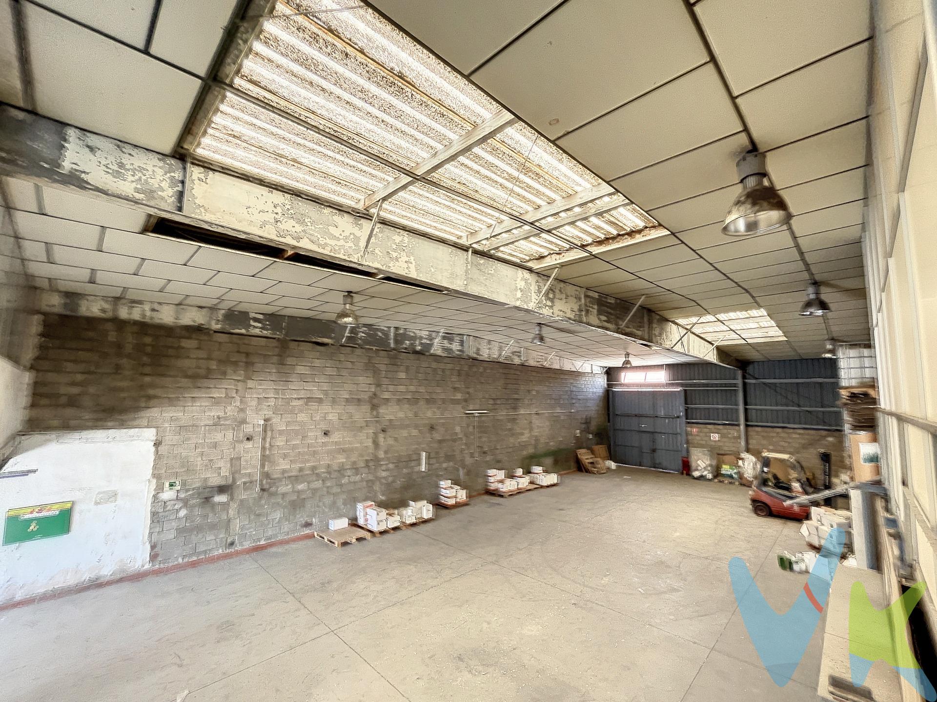 Tenemos el placer de presentar esta exclusiva nave industrial en venta, ubicada estratégicamente en el polígono de Puerto de Sagunto, una zona en pleno crecimiento y desarrollo empresarial. Con un total de 504 metros cuadrados, esta propiedad ofrece 427 metros cuadrados de espacio de almacenamiento y 77 metros cuadrados de modernas y funcionales oficinas. Ubicación: Esta nave industrial se encuentra en una ubicación privilegiada, en el polígono de Puerto de Sagunto, una de las áreas industriales más dinámicas y prometedoras de la región. Destaca su cercanía a la futura gigafactoria de Volkswagen, lo que brinda una oportunidad única para inversores y empresas relacionadas con la industria automotriz. Además, la propiedad se encuentra estratégicamente situada junto a los carriles de tren en construcción, lo que proporciona una excelente conectividad y facilita el transporte de mercancías a nivel nacional e internacional. Espacio de almacenamiento: La nave industrial cuenta con 427 metros cuadrados de espacioso y versátil espacio de almacenamiento, ideal para una amplia gama de actividades comerciales y logísticas. La estructura sólida y resistente garantiza la seguridad de los productos almacenados, mientras que la generosa altura libre ofrece la posibilidad de manejar mercancías de gran tamaño. La distribución diáfana y flexible de la nave permite adaptar el espacio según las necesidades específicas de cada negocio, brindando una gran libertad para maximizar la eficiencia operativa. Oficinas: La propiedad cuenta con 77 metros cuadrados de modernas oficinas, diseñadas para ofrecer un entorno de trabajo cómodo y funcional. Estas oficinas proporcionan un espacio ideal para actividades administrativas y de gestión, con una distribución inteligente que maximiza la productividad. Los acabados de calidad y la iluminación integrada crean un ambiente profesional y agradable, propicio para el desarrollo de. las tareas diarias. Además, la cercanía entre las oficinas y el área de almacenamiento facilita la supervisión y coordinación eficiente de las operaciones. Características adicionales: Además de sus características principales, esta nave industrial ofrece una serie de aspectos adicionales que la hacen aún más atractiva para los potenciales compradores:. 1. Acceso fácil y directo a importantes vías de transporte, como carreteras y autopistas, que facilitan la distribución eficiente de mercancías. 2. Amplio espacio de estacionamiento para vehículos y camiones de carga. 3. Modernos sistemas de seguridad, incluyendo cámaras de vigilancia y control de acceso, para garantizar la protección de la propiedad y su contenido. 4. Conexiones de servicios públicos confiables, como electricidad, agua y telecomunicaciones, que aseguran el correcto funcionamiento de las actividades empresariales. Conclusión: Esta nave industrial en venta, ubicada estratégicamente en el polígono de Puerto de Sagunto y próxima a la futura gigafactoria de Volkswagen, representa una oportunidad única para inversores y empresas que buscan un espacio versátil y conectado. Con su amplio espacio de almacenamiento, modernas oficinas y excelentes características adicionales.