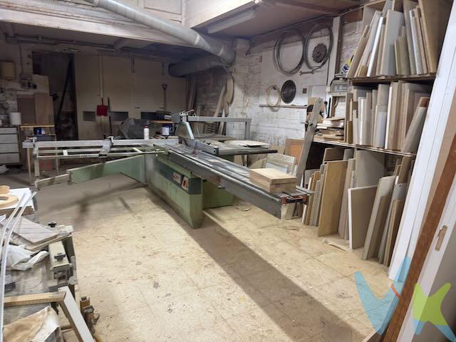 . ¿Buscas el sitio perfecto para tu negocio? ¡Este local a pie de calle, con 160 m² útiles, es totalmente operativo y listo para empezar a trabajar desde el primer día! Ideal para carpintería, taller o similar proyecto creativo. 🛠️✨. Características que te encantarán: . • 🏢 Superficie construida: 173 m² . • 📏 Superficie útil: 160 m² . • 🛋️ Distribución diáfana con 1 aseo y 1 oficina  de 14 m2. • 📦 Almacén/archivo y sistema de alarma . • 🪟 Fachada de 4,20 metros lineales muy visible . • 💡 Licencia activa, luz y agua dadas de alta . • 🏠 Edificio de 1968, bajo accesible . • 👀 Escaparate a pie de calle. Otros detalles: . • ⚡ Totalmente en pleno rendimiento, disponible de inmediato . • 🛠️ Maquinaria opcional y negociable. . ¡No dejes escapar esta oportunidad! Ven a verlo sin compromiso e imagina todo lo que puedes hacer aquí. Si desea dudas o más información, envía un mensaje por chat 💬. . NOTA:. En los importes indicados no se hayan incluido los impuestos y tasas aplicables a la compra o alquiler del bien inmueble. Las fotografías, vídeos, planos y demás documentación gráfica pueden no corresponder con la realidad actual, así como los metrajes y superficies, y no tienen carácter contractual. Salvo indicación contraria, los muebles y equipamiento que aparecen en el anuncio no están incluidos en el precio. Tampoco están incluidos en los precios los gastos e impuestos de formalización de la compraventa: IVA, ITP, Notario, Registro, etc.