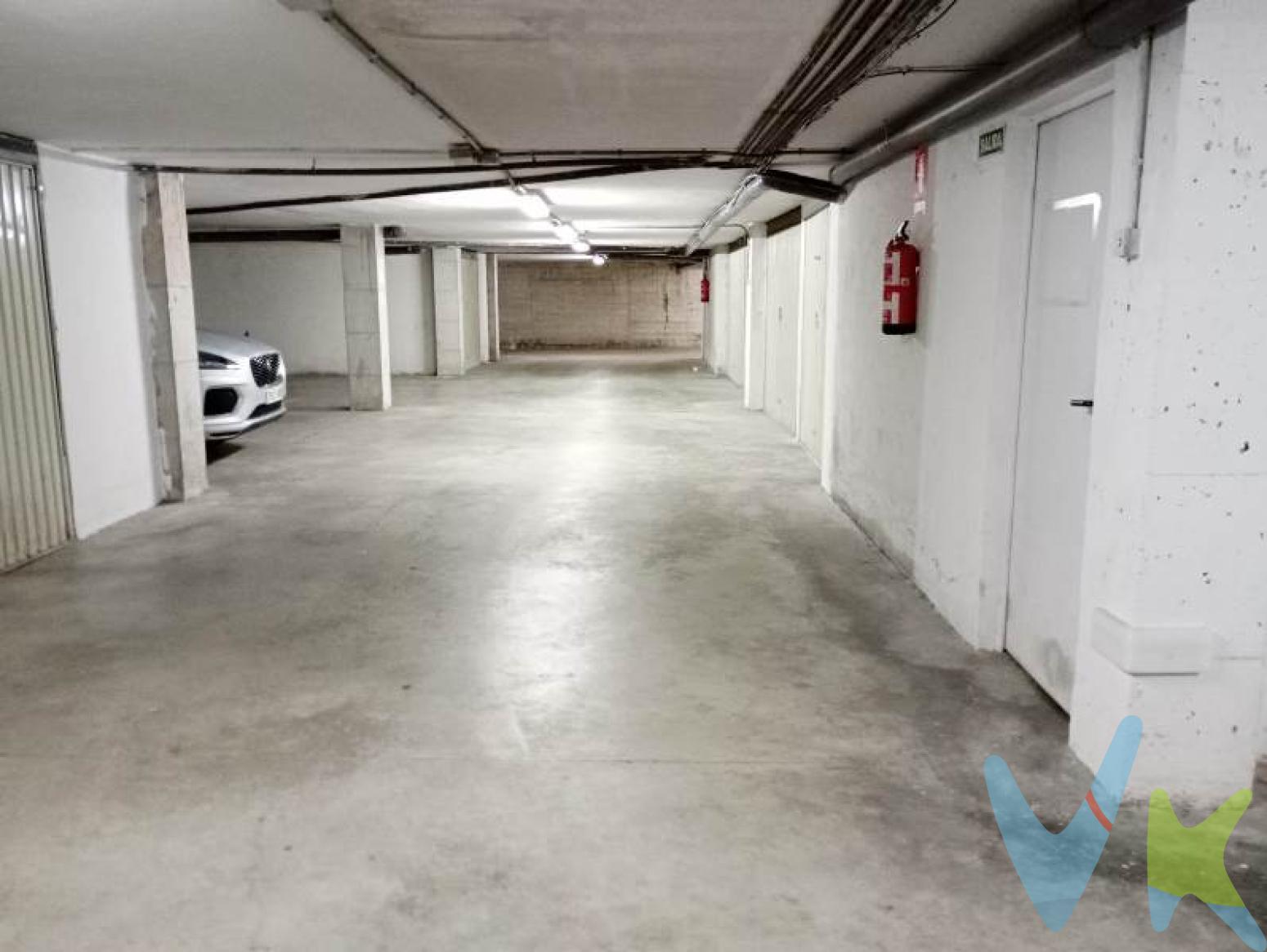 Si uno de tus mayores quebraderos de cabeza es el aparcamiento, o tienes un vehículo que quieres resguardarle de las inclemencias del tiempo o posibles daños si tienes que dejarle en la calle, seguro que te va a interesar esta plaza de garaje, en pleno centro de Los Corrales de Buelna.Está situado en la Avenida Condesa Forjas de Buelna, con buen acceso y maniobrabilidad dentro de la zona común de acceso a garajes.Si tienes cualquier duda, no dejes de consultarnos. Que no se te escape!!!!