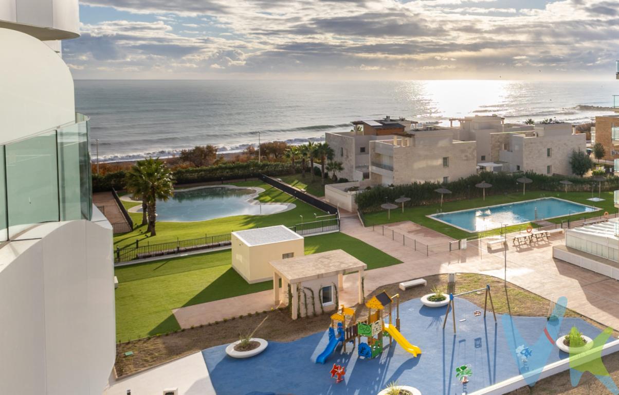 Residencial DuneVive frente al mar en una vivienda exclusiva totalmente nueva, entregada en diciembre de 2025 y sin estrenar. Un piso diseñado para disfrutar del confort, la eficiencia y las mejores vistas en una de las zonas más valoradas de El Puig.Características de la vivienda2 baños completos2 habitaciones doblesGran terraza con vistas a las zonas comunesCocinacomedor de casi 30 m², amplia y luminosaSe vende completamente amueblado, tal y como se muestraElectrodomésticos BOSCH, todo nuevoIncluye plaza de garajeSuperficie: 23,77 m²Calidades y equipamiento premiumInducción invisible integrada en la encimeraAerotermia por conductos frío/calorEquipos de aerotermia ubicados en los rellanos de la fincaVentanas oscilobatientesPersianas eléctricasSuelo de tarima hidrófugaAcabados modernos y eficientesZonas comunes del residencial2 piscinas comunitariasPistas de tenisEntorno cuidado y familiarZona de juegos infantilesSala coworkingGimnasioSala de juegos infantiles interiorUbicación inmejorableIdeal tanto como residencia habitual como segunda viviendaAcceso directo a la finca desde el paseo marítimoPrimera línea de playa Resumen clave ✔ Obra nueva ✔ Todo a estrenar ✔ Amueblado y equipado ✔ Frente al mar ✔ Garaje incluidoUna oportunidad única de estrenar vivienda en la playa con todas las comodidades y calidades actuales. 