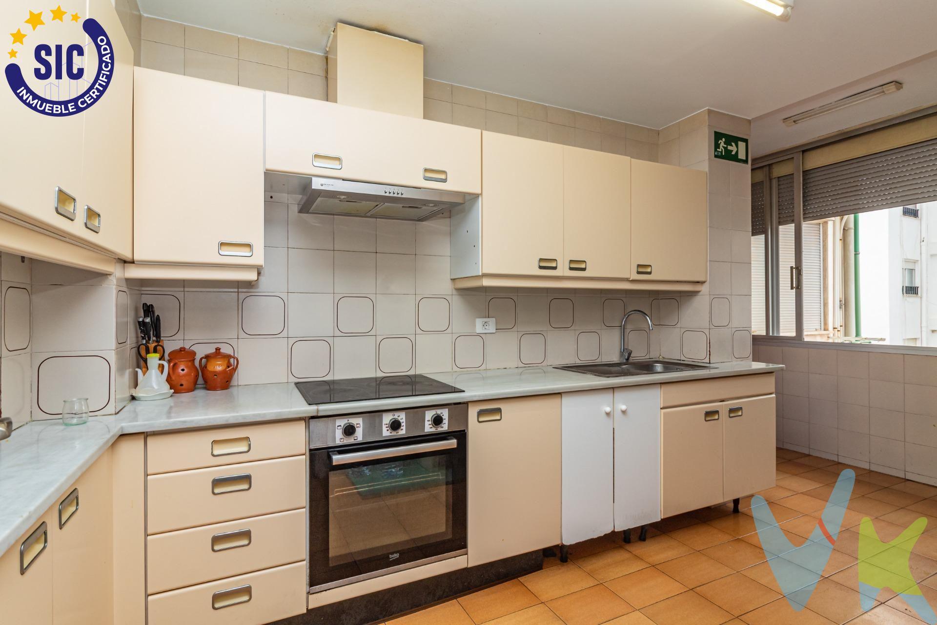 Impresionante piso en el centro de Castellón – ¡Ideal para familias o inversión!. Actualmente hay inquilinos, lo que puede ser una opción ideal para quienes busquen una inversión con rentabilidad inmediata. Espacioso y luminoso piso de 165 m² en pleno centro de Castellón, una propiedad que destaca por su amplitud y comodidad. Con cinco amplias habitaciones dobles, es perfecto tanto para familias que buscan espacio como para quienes desean una excelente oportunidad de inversión. La cocina está completamente equipada y  con despensa se conecta de manera fluida con un amplio salón de 19 m², ideal para disfrutar de momentos de calidad. La vivienda cuenta con dos baños completos y un aseo, ofreciendo la comodidad que necesitas en tu día a día. Su orientación norte-sur garantiza abundante luz natural durante gran parte del día, creando un ambiente cálido y acogedor. Además, podrás disfrutar de aire acondicionado mediante un split en el salón, perfecto para los días de calor, así como de radiadores calefactores  de gas natural para los momentos más fríos. La propiedad incluye detalles que marcan la diferencia: armarios empotrados para optimizar el espacio, un balcón perfecto para relajarte al final del día, y una galería adicional de 3,50 m² que puedes destinar a lavandería o zona extra de almacenamiento. Además, incluye plaza de parking, lo que te permitirá mayor comodidad en tu día a día. Su ubicación es inmejorable, rodeada de todos los servicios necesarios: centros médicos, colegios, supermercados etc.. No dudes en contactarnos para más información o para agendar tu visita. (*) Cláusula de Transparencia y Desglose de Gastos. En cumplimiento de las obligaciones de información previstas en la Ley 10/2025, de 28 de diciembre, de servicios de atención a la clientela y transparencia, así como en la normativa sectorial vigente, se hace constar que el precio indicado no incluye los gastos e impuestos inherentes a la adquisición, los cuales se desglosan a continuación:. - Impuesto sobre Transmisiones Patrimoniales (ITP): Se aplicará el tipo impositivo vigente en la Comunidad Valenciana, generalmente el 10%, sin perjuicio de tipos reducidos aplicables según las circunstancias personales del comprador o las características del inmueble. El impuesto se devenga sobre el Valor de Referencia Catastral o el precio de venta, aquel que resulte superior. Para una información exhaustiva sobre el funcionamiento, tipos impositivos y bonificaciones del ITP, puede consultar el portal oficial de la Agencia Tributaria autonómica en el siguiente enlace: www.atv.gva.es/es/itpajd. - Gastos de Notaría: Los honorarios notariales se calcularán conforme al arancel oficial regulado en el Anexo I, del Real Decreto 1426/1989, de 17 de noviembre, por el que se aprueba el arancel Notarial. - Gastos de Registro: La inscripción en el Registro de la Propiedad se facturará según el arancel oficial establecido en el Anexo I, del Real Decreto 1427/1989, de 17 de noviembre, por el que se aprueba el arancel de los Registradores de la Propiedad. - Gastos de Gestión: Los honorarios por la tramitación administrativa, liquidación de impuestos e inscripción registral, en el supuesto de ser a cargo de la agencia inmobiliaria, ascienden a 302,50 € (IVA incluido). - Honorarios Agencia del Vendedor: incluidos en el precio publicado. - Honorarios Agencia del Comprador: Se informa que eventualmente podrían existir honorarios profesionales a cargo del adquirente, en aquellos casos en que se hubieran contratado previamente los servicios específicos del encargo de compra y en ningún caso estarán vinculados al precio.