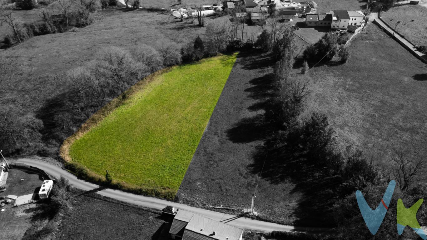 Espectacular finca edificable en la parroquia de Mudarri, Siero, de más de 3700m2, donde podrás construir tu casa ideal, rodeada de muchísima privacidad pero a menos de 5 minutos de las conexiones de las autovias A-64 o la autovía Minera. Se trata de una finca totalmente llana, con muy buen acceso desde carretera, y con todos los servicios a pie de finca, tanto luz, como agua, como el saneamiento. Ven a ver esta magnifica propiedad y seguro que te imaginarás construyendo tu vivienda en ella. Llamanos estaremos encantados de enseñartela.Se informa a los interesados que el precio de venta indicado no comprende los honorarios al comprador de la agencia inmobiliaria, el Impuesto de Transmisiones Patrimoniales (ITP) ni los gastos asociados a la compraventa (notaría, registro de la propiedad y otros)