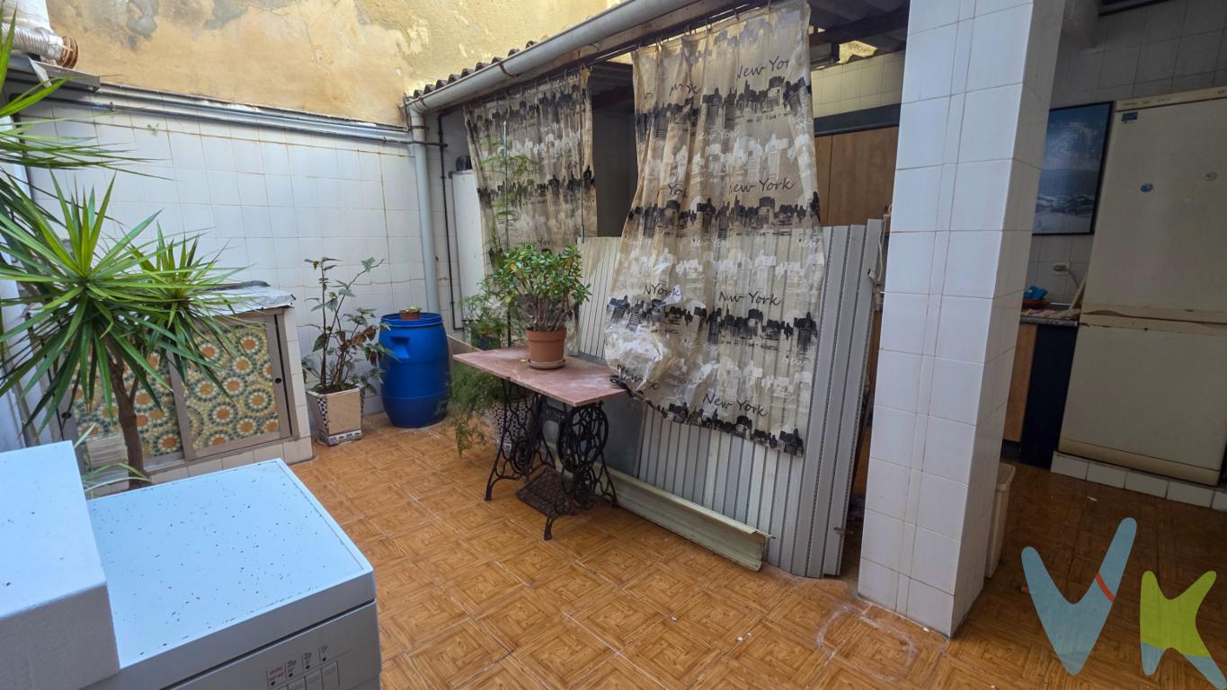 Si buscas amplitud, ubicación y comodidad, esta planta baja en pleno centro de Sagunto te va a encantar.Vivienda esquinera, muy luminosa y con excelente ventilación natural gracias a su orientación y a sus dos patios privados, perfectos para crear zona chill-out, espacio para mascotas, comedor exterior o incluso un pequeño jardín urbano.La distribución es muy cómoda y funcional:✔ 4 habitaciones amplias ✔ 1 baño completo ✔ 1 aseo adicional ✔ Salón comedor espacioso ✔ Cocina independiente ✔ 2 patios privadosAl tratarse de una planta baja en finca, combina la independencia y comodidad de acceso sin escaleras con la tranquilidad de una vivienda amplia en el centro histórico.Ubicada a pocos pasos de todos los servicios: comercios, colegios, supermercados, transporte y zonas culturales. Ideal tanto para vivienda habitual como para inversión por su tamaño y localización estratégica.Una oportunidad difícil de encontrar en el centro de Sagunto.Por mandato expreso del propietario, comercializamos este inmueble en exclusiva, por lo que garantizamos un servicio de calidad, un trato fácil, sencillo y sin interferencias de terceros. Por este motivo, se ruega no molestar al propietario, a los ocupantes de la propiedad, a los vecinos, o conserjes del edificio o urbanización si los hubiera. Muchas gracias por su comprensión. La oferta está sujeta a cambios de precio o retirada del mercado sin previo aviso. Este anuncio en su conjunto, incluyendo textos, fotos, imágenes o cualquier otro contenido del mismo, no es vinculante dado que la información es ofrecida por terceros y puede contener errores. Se muestra a título informativo y no contractual.Este inmueble se vende en cuerpo cierto y las medidas expuestas en el anuncio son aproximadas.Agencia Registrada con el N.º 00101 en el Registro Obligatorio de Agentes Inmobiliarios de la Comunidad Valenciana. Puede consultar en la web de la GVA.El precio del inmueble no incluye los honorarios de la agencia que ascienden al 3% del precio final del inmueble, ni los gastos de notaría y registro de la propiedad (que están sujetos a aranceles y varían dependiendo del precio de escrituración), ni los impuestos (que en la Comunitat Valenciana varían dependiendo del precio del inmueble y de las características personales del comprador