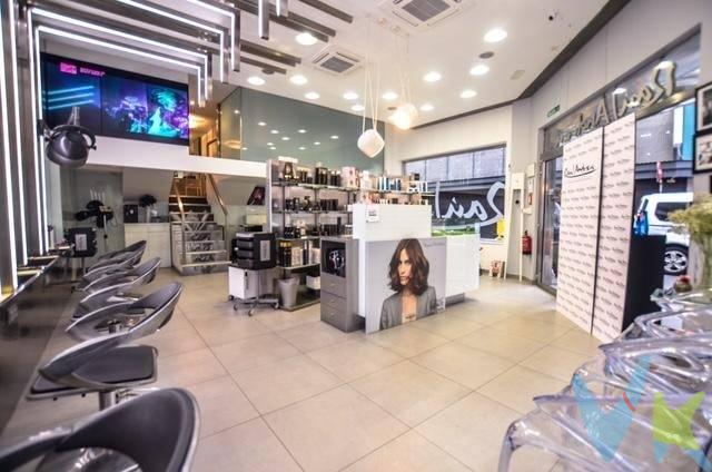 LOCAL COMERCIAL PRIME EN ESQUINA – INVERSIÓN CON RENTABILIDAD GARANTIZADA. Exclusivo local comercial en ubicación prime, a escasos metros de la Playa de Las Canteras y en plena zona comercial próxima a Mesa y López, una de las áreas más demandadas de Las Palmas de Gran Canaria. El local hace esquina, dispone de amplias cristaleras, excelente visibilidad y gran luminosidad, situado en una zona de alto tránsito peatonal y comercial. Actualmente alberga una peluquería de reconocido prestigio, con muchos años de actividad y inquilino consolidado, que continúa con el negocio, lo que garantiza una rentabilidad inmediata y estable desde el primer día. Una oportunidad ideal para inversores y para la materialización de la RIC (Reserva para Inversiones en Canarias), sin necesidad de reformas ni gestión inicial. Se vende con inquilino. Más información y condiciones bajo consulta.