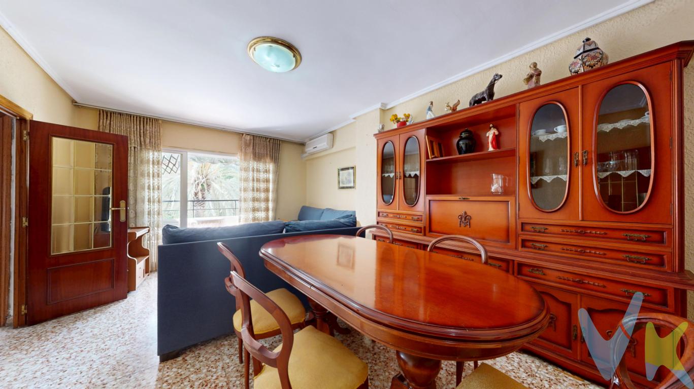 ¡Descubre tu nuevo hogar en el corazón de Benicalap! Este amplio y luminoso piso de 101 m² construidos y 93 m² útiles con balcón-terraza es el lugar perfecto tanto para disfrutar de la vida en familia o como inversión rentable dado que su amplitud y distribucion permite varias opciones rentables de alquiler. Con cuatro habitaciones dobles exteriores, tendrás espacio de sobra para cada miembro del hogar. El salón te ofrece acceso a un encantador balcón/terraza donde podrás relajarte mientras disfrutas de las vistas despejadas al Parque de Benicalap. La cocina, parcialmente reformada, cuenta con vitrocerámica eléctrica y bancada de mármol, ideal para preparar deliciosas comidas. Además, la vivienda dispone de un baño completo y un aseo, perfectos para la comodidad diaria. Con armarios empotrados y dos trasteros en el interior, tendrás todo el espacio de almacenamiento que necesitas. El inmueble se transmite semi-amueblado y sin electrodomésticos. Ubicado en una segunda planta con ascensor y orientación sureste, este piso se beneficia de abundante luz natural. La comunidad cuenta con administrador y está rodeada de servicios, comercios, parques y transporte público, lo que hace que la vida aquí sea aún más conveniente. Aunque necesita una actualización de electricidad, el inmueble está listo para convertirse en el hogar que siempre has soñado. ¡No pierdas la oportunidad de visitarlo! Gastos de notaría, honorarios de agencia e impuestos no están incluidos en el precio.