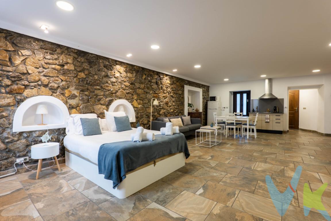 Te invitamos a descubrir este precioso apartamento tipo Loft en el corazón de Cimadevilla, Gijón, Ubicado en la Calle Vicaria nº 17, planta baja, este inmueble ofrece una oportunidad única para aquellos que buscan una vivienda con encanto y estilo.El inmueble ha sido reformado con mucho cuidado y atención al detalle, manteniendo su esencia original, se integra en la planta baja de un edificio de dos plantas, con doble acceso, bien desde la calle Vicaria o por la fachada posterior con acceso desde una pequeña plaza. Actualmente este apartamento cuenta con licencia para alquiler turístico.La ubicación es privilegiada, a escasa distancia del puerto deportivo y tambien de las Playas de San Lorenzo y de Poniente.Cimadevilla, es un barrio emblemático de Gijón que ofrece una situacion perfecta para aquellos que buscan estar en el corazón de la ciudad, rodeados de historia, cultura y vida nocturna.Como os decía anteriormente es el sitio ideal para disfrutar de las playas de Gijón y de una amplia variedad de servicios, incluyendo restaurantes, tiendas y transporte público.No pierdas la oportunidad de hacer tuyo este increíble apartamento tipo Loft en uno de los barrios más emblemáticos de Gijón.Contacta con nosotros para obtener más información y visitar esta propiedad únicaEn el precio publicitado (PVP) no está incluido el Impuesto de Transmisiones Patrimoniales ni los gastos de notaria y registro.