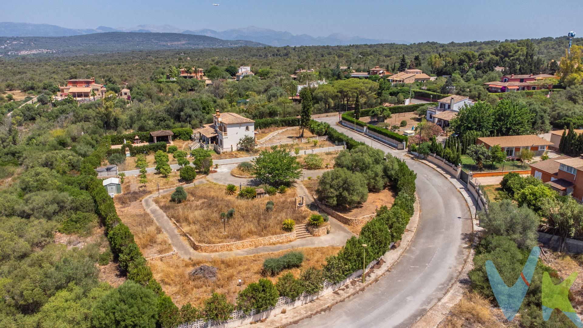 Oportunidad de inversión en una zona en expansión con gran proyección. Se ofrece amplio solar urbano de 2.264 m² en la zona de Son Gual, dentro del Núcleo Rural NR/86-01, término municipal de Palma (Illes Balears). Clasificado como suelo urbano residencial unifamiliar (RE-UN), ideal para quien busque anticiparse al desarrollo urbanístico de la zona. Características del solar:. Superficie parcela: 2.264 m². Uso permitido: Vivienda unifamiliar (RE-UN). Parcela mínima: 2.000 m². Fachada mínima: 30 m. Ocupación máxima: 10 %. Altura máxima: 7 m (hasta 2 plantas). Retranqueo frontal: 10 m. Coeficiente edificabilidad neta: 0,12 m²/m². Edificabilidad estimada: ≈271,68 m² construidos. Importante – Restricción Urbanística Actual. Según la Norma 3.4.4. del PGOU de Palma. Hasta que se apruebe y ejecute el Proyecto de Servicios e Integración Ambiental correspondiente al Núcleo Rural NR/86-01,. no se podrán autorizar obras de nueva planta, ampliaciones ni implantación de servicios. Esto convierte el solar en una inversión estratégica a medio/largo plazo, con gran potencial de revalorización una vez se desbloquee su desarrollo urbanístico. Inmobiliaria inscrita en el Registre Oficial d’Agents Immobiliaris de les Illes Balears. NÚMERO REGISTRO: GOIBE747077/2024