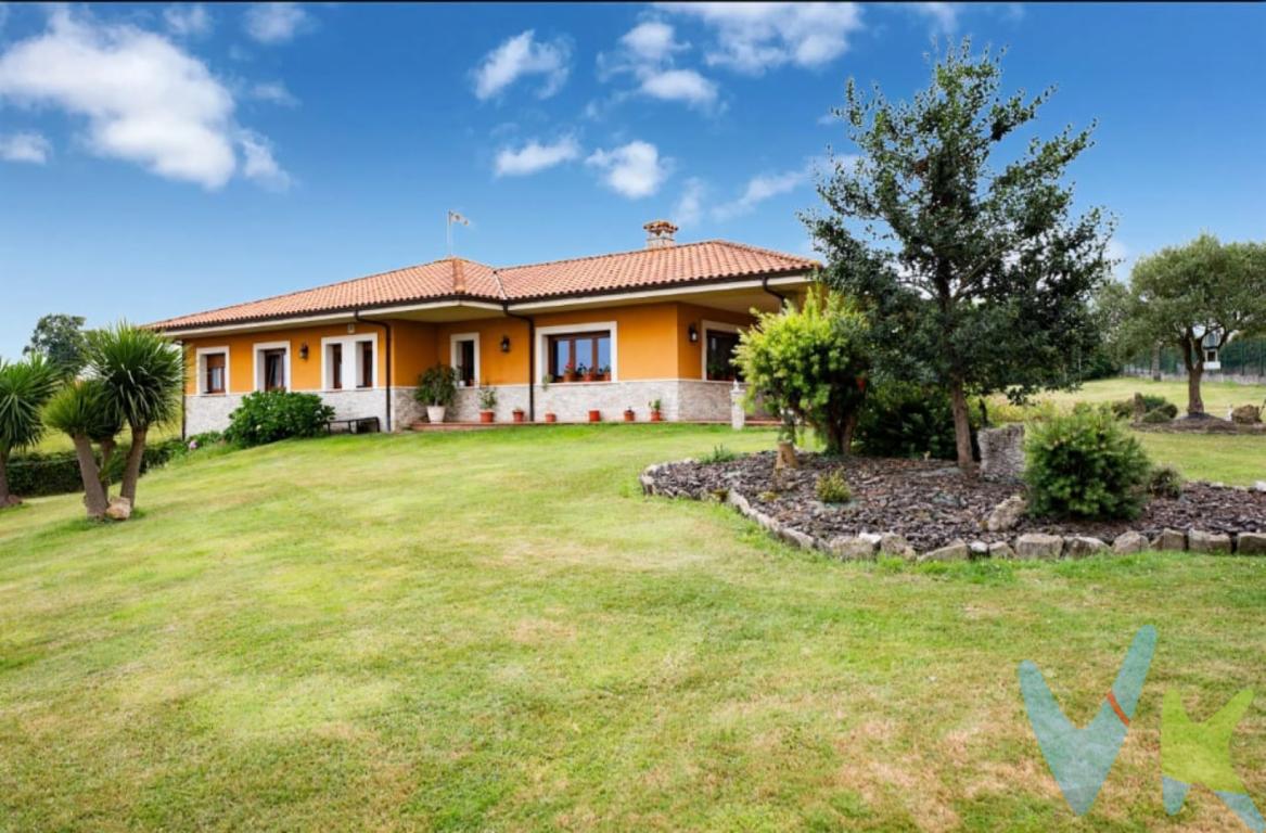 La casa perfecta no existe hasta que ves esta.¿Buscas un hogar para tu familia? ¿Tu primer proyecto como pareja? ¿Una inversión con futuro? Esta casa lo tiene todo. Literalmente.Ubicada a solo 5 minutos de Gijón, con autobús urbano regular, en un entorno natural, tranquilo y con excelente conexión, esta casa unifamiliar está diseñada para vivir bien, con espacio de sobra y comodidades que no esperas hasta que las tienes. Esta propiedad lo tiene todo: luz, metros, jardín, privacidad, ubicación y futuro.  Una casa pensada para vivirla (y disfrutarla):Detalles que marcan la diferencia: parquet, ventanas climalit con sistema antihumedad, calefacción por gasóleo + placas solares, aspiración centralizada.2 baños completos: uno con bañera hidromasaje, otro adaptado para silla de ruedas.4 habitaciones amplias, incluida una suite con vestidor y baño privado.Salón lleno de luz natural con grandes ventanales que conectan con el exterior.Cocina con salida directa al porche: cocinas dentro, comes fuera. Así de fácil. 3.000 m² para respirar, moverte y crear recuerdos:Caseta para tu mascota, tendal exterior y mucho más.Naranjos, limoneros, manzanos, cerezos, un olivo... sí, un olivo.Espacio para poner tu piscina, hacer barbacoas, montar un huerto o simplemente desconectar.Finca privada con robot cortacésped inteligente, controlado desde el móvil. Una planta baja para lo que tú quieras:Tercer baño, lavadero, dos trasteros y una sala multiusos: gimnasio, taller, zona de juegos, lo que necesites.Mesón rústico con cocina y chimenea: perfecto para celebraciones.Garaje para varios coches con portón automático. Accesible, cómodo, funcional:Caminos peatonales cómodos, portón automatizado y mucho espacio para aparcar.Adaptado completamente para silla de ruedas. En el precio publicitado (PVP) no está incluido el Impuesto de Transmisiones Patrimoniales ni los gastos de notaria y registro.