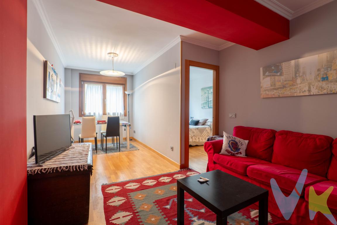  Si te gustaría vivir en el corazón de Gijon, esta estupenda vivienda ubicada en la calle Ruiz Gómez nº 10, en pleno centro de la ciudad, entre la Plaza de Evaristo San Miguel y la Playa de San Lorenzo seguro te esta esperando. Es una quinta planta y ofrece una ubicación privilegiada.La vivienda, está en un estado magnífico y cuenta con:- Cocina equipada- Salón-comedor luminoso- Dos dormitorios, uno de ellos con vestidor y baño en suite- Excelente estado de conservación y mantenimientoEl edificio, rehabilitado integralmente en 2006, ofrece una gran seguridad y comodidad. La vivienda está lista para entrar a vivir y disfrutar de todo lo que el centro de Gijón tiene que ofrecer.Ubicación privilegiada:- A pocos pasos de la Playa de San Lorenzo y la Plaza de Evaristo San Miguel- En el corazón de la ciudad, con todos los servicios y comodidades al alcanceNo pierda la oportunidad de vivir en el centro de Gijón. ¡Contacte con nosotros para más información y para concertar una visita!\"Importante: El precio de venta no incluye honorarios de la agencia al comprador, impuesto de transmisiones patrimoniales ni otros gastos de la compraventa (registro de la propiedad, notaría, etc.).