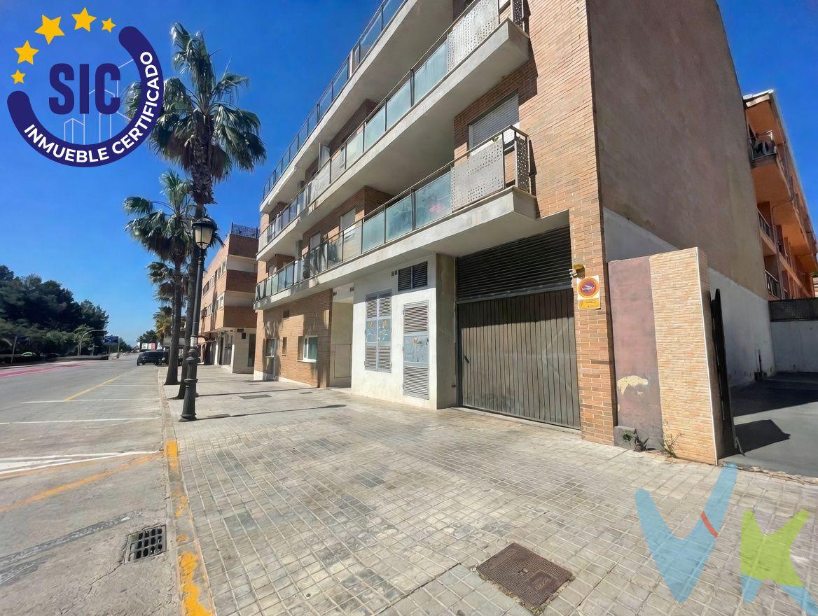 Se vende excelente parcela urbana de 110 m2 de superficie gráfica, situada en la Calle Valencia, en el municipio de Náquera (Valencia). Este terreno está clasificado como URBANO y tiene como uso principal: suelo sin edificar, lo que representa un lienzo en blanco para un proyecto residencial a medida. La propiedad se encuentra en una ubicación consolidada, integrada en la trama urbana y con acceso directo a todos los servicios municipales necesarios. Potencial Urbanístico (Normativa U.E-2). El terreno cumple con los requisitos de la normativa local para ser considerado un solar edificable:. Superficie mínima: Con sus 110 m2, supera ampliamente la superficie mínima exigida en la zona, fijada en 50 m2. Geometría y Fachada: Cumple con la longitud mínima de fachada de 5 metros y permite inscribir el rectángulo reglamentario de 4×6 metros exigido por norma. Alturas permitidas: Según el plano de alineaciones, la normativa permite construcciones de II, III o hasta IV plantas , con alturas de cornisa que van desde los 6,50 m hasta los 12,50 m. Posibilidad de Ático: En las zonas autorizadas, se puede proyectar una planta de ático adicional con un retranqueo de 3 metros respecto a la fachada. Distribución: La normativa permite el diseño de patios interiores de ventilación con una superficie mínima de 9 m2 y balcones con vuelo permitido según el ancho de la calle. Infraestructura y Servicios. La parcela está lista para edificar, ya que la vía cuenta con todos los servicios básicos:. Calzada pavimentada y aceras. Suministro de agua y red de desagües. Alumbrado público. Ubicación. Este solar ofrece la tranquilidad de un entorno residencial con la ventaja de estar perfectamente conectado dentro del núcleo urbano de la población. Nota técnica: Información basada en la normativa urbanística aplicable a la zona de la Calle Valencia y en los datos gráficos oficiales del inmueble. Contacta con nosotros hoy mismo para recibir más información o coordinar una visita personalizada. VENTA:. PVP 71.000€. Gastos e impuestos no incluidos en el precio. La compra conlleva impuestos y gastos de formalización para el comprador. A título orientativo se informa que en segundas transmisiones el ITP con carácter general en Valencia es del 9%, pudiendo existir otros tipos impositivos atendiendo a las circunstancias personales del comprador u otras circunstancias previstas legalmente. Base imponible del impuesto el mayor valor entre el precio de compraventa, la tasación o el valor de referencia catastral. En cuanto a los gastos de notaría y registro, en su caso, suelen oscilar aprox. entre 1,5% y 2,5% (aranceles variables según precio, n.º de copias y complejidad). El comprador elige notario. Si el comprador precisase de hipoteca: tasación, condiciones y costes bancarios serán según entidad elegida por el comprador, así como los gastos de gestoría, y cualesquiera otros gastos inherentes a la formalización de la compraventa que legalmente correspondan a la parte compradora, salvo pacto expreso en contrario con el vendedor. El consumidor tiene, conforme a la normativa vigente, a su disposición información y documentación adicional relativa al inmueble y condiciones de la compraventa, que podrá ser consultada en C/Joaquín Costa 4, bajo 46005 Valencia o urbe2@remax.es. Honorarios de mediación inmobiliaria a cargo del COMPRADOR: (3.000€ del precio final de venta más IVA (21%), salvo otro pacto.); y de VENDEDOR (según acuerdo con el mismo). Se informa al consumidor que la agencia actúa como intermediaria inmobiliaria en la operación, estando cualquier eventual compraventa y sus condiciones sujeta a la aceptación expresa del propietario-vendedor y a la posterior formalización del correspondiente contrato.