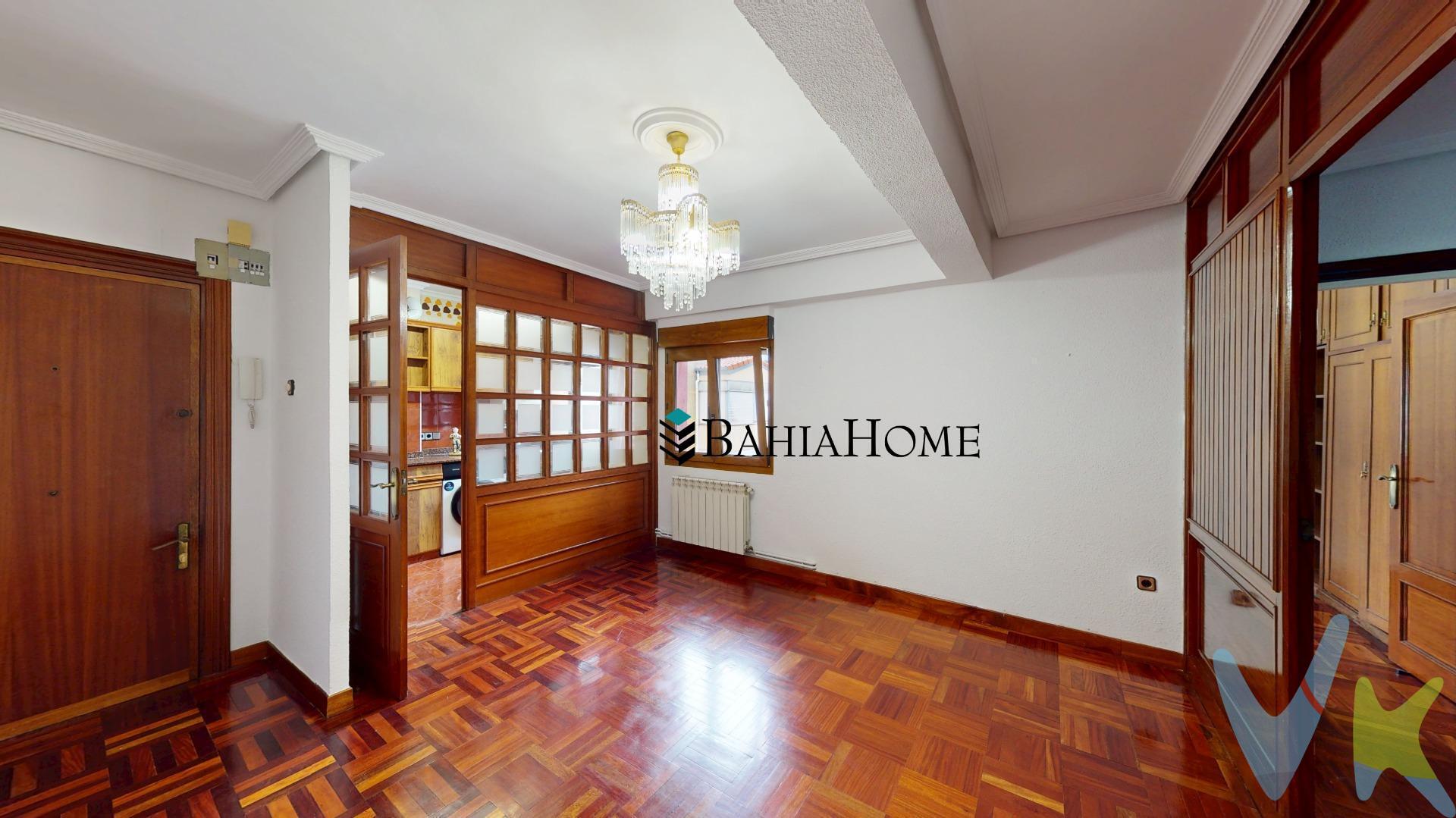 Piso en venta en Barreda – Luminoso, cómodo y listo para entrar a vivir 🌟. Descubre este acogedor piso en una de las zonas más prácticas y bien comunicadas de Barreda. Una vivienda versátil, perfecta tanto como primera residencia como para inversión, gracias a su distribución funcional, su buena luminosidad y su cocina totalmente equipada para empezar a disfrutarla desde el primer día. ✨ Características principales. 🍳 Cocina completamente equipada con electrodomésticos en excelente estado. 🌞 Estancias amplias y luminosas, con una ventilación natural excepcional. 🗂️ Distribución práctica y funcional, ideal para una vida cómoda y ordenada. 🧼 Baño reformado recientemente, moderno y muy bien cuidado. 🔑 Vivienda lista para entrar a vivir, sin necesidad de reformas. 🪟 Ventanas de PVC, que aportan confort térmico y acústico. 🏢 Edificio con ascensor a cota 0, perfecto para personas con movilidad reducida. 📍 Servicios principales en la zona. 🚍 Transporte. Paradas de autobús en Barreda con líneas como L2, L5 y L6, que conectan fácilmente con Torrelavega y alrededores. Estación de tren de Barreda (Cercanías Renfe) con conexión a las líneas C-2 y R-2, enlazando con Santander y Cabezón de la Sal. Excelente comunicación por carretera gracias a la CA-131, que facilita la movilidad en toda la comarca. 🛒 Supermercados. Comercios de proximidad como "El Súper" (Av. Santo Domingo), con horario amplio y servicio a domicilio, perfecto para el día a día. ⚽🎒 Deporte, ocio y educación. Club de fútbol local: Sociedad Deportiva Barreda Balompié, con estadio propio (Solvay). Colegios cercanos:. C.E.I.P. Manuel Liaño Beristain (Barreda). Colegio Concertado El Salvador (Avenida Solvay). Institutos accesibles en Torrelavega:. IES Miguel Herrero Pereda. IES Zapatón. IES Garcilaso de la Vega. 🏡 Una oportunidad que no deberías dejar pasar. Un piso completo, versátil, cómodo y situado en un entorno práctico, con todos los servicios a un paso. Ideal para quienes buscan calidad de vida o una inversión segura. 📞 ¿Te vas a perder esta oportunidad? Llámanos y ven a visitarlo sin compromiso.