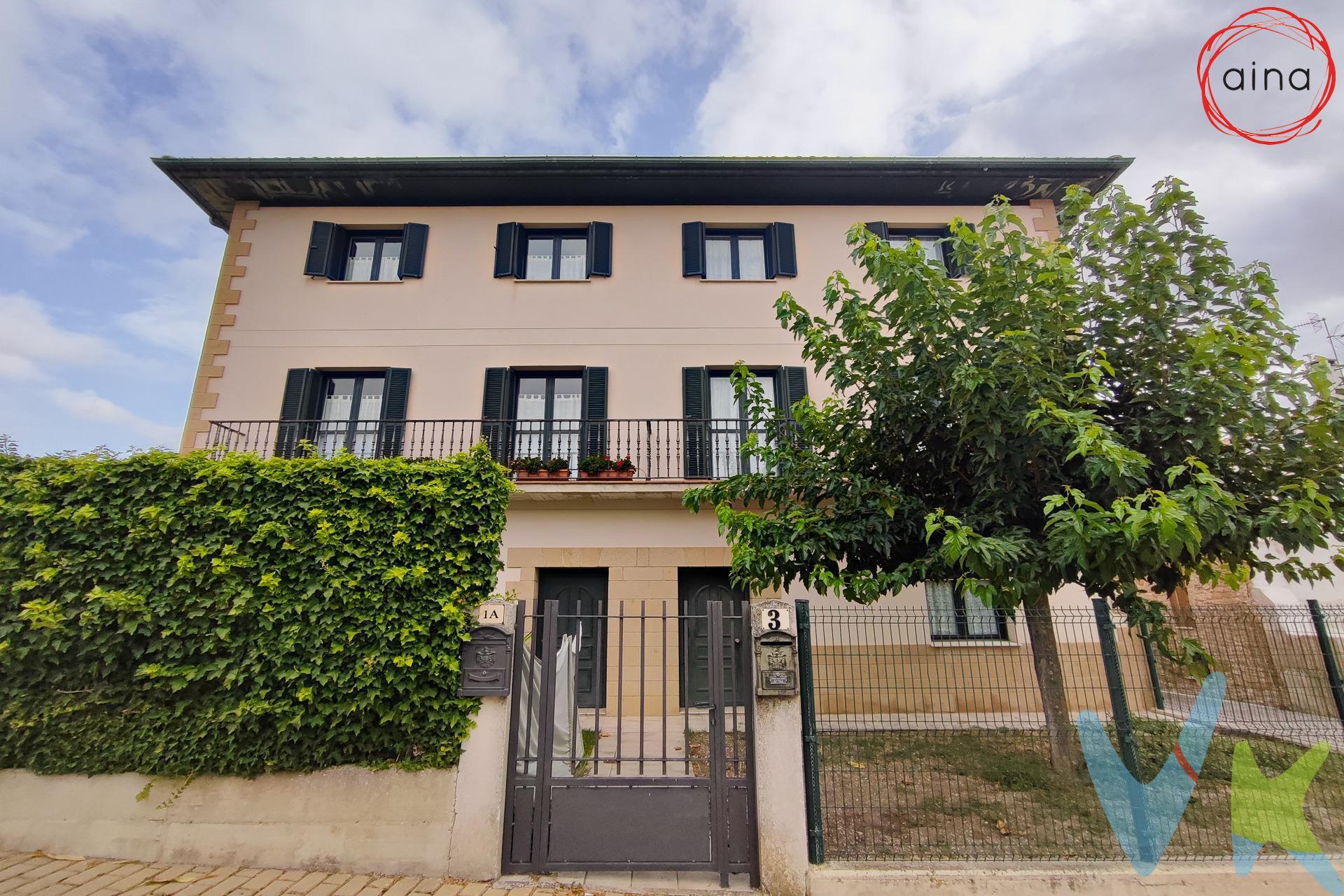 ¿Quieres vivir a 10 minutos  de Pamplona? . Presentamos esta preciosa casa pareada en la localidad de Astrain. Ideal para los amantes de la naturaleza y la comodidad de estar a un paso del centro de la ciudad. Dispone de zonas infantiles, supermercado y bares con terraza. La vivienda se distribuye en tres alturas: . La planta baja  tiene un amplio salón con chimenea, cocina y una habitación con baño suite. La primera planta con sus 4 habitaciones y un baño es ideal para la zona de noche. En el txoko disfrutaras de una cocina, aseo y amplio garaje. . Ven a visitarla, te encantara. GASTOS E IMPUESTOS NO INCLUIDOS. 