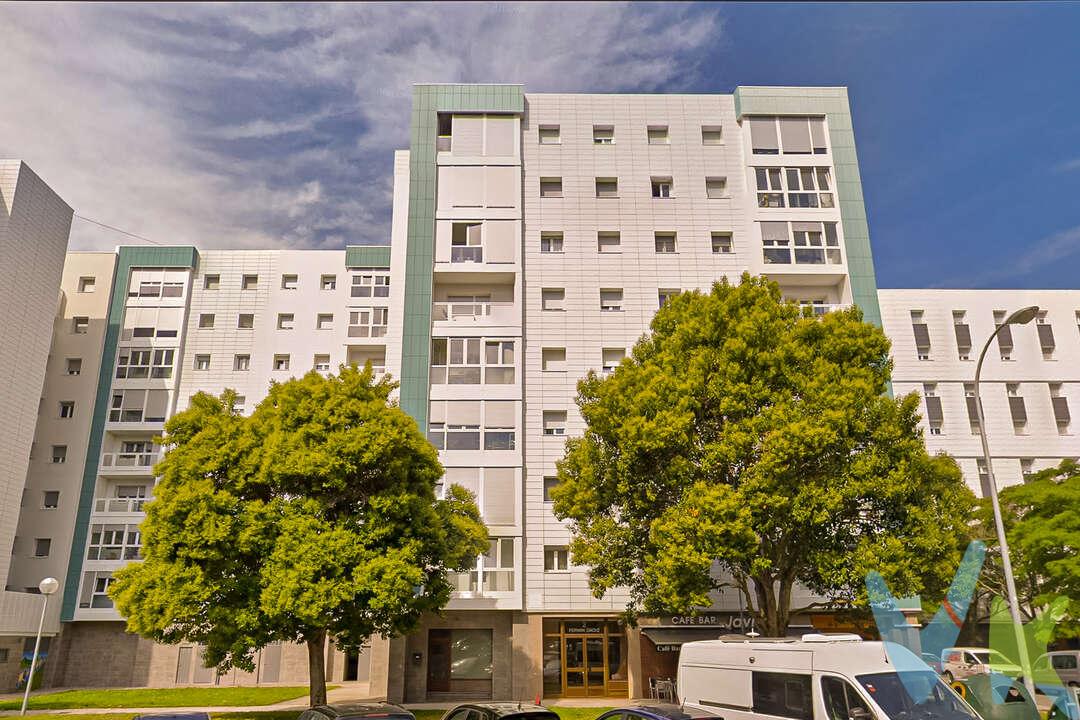Piso en venta de 3 habitaciones con galería y excelentes vistas en Orvina
Se vende amplio y luminoso piso, ideal para familias o para quienes buscan comodidad y amplitud en su hogar. La vivienda dispone de tres habitaciones, un espacioso salón que ofrece múltiples posibilidades de distribución, un baño completo y un aseo.
Destaca especialmente su magnífica galería con vistas. La luminosidad es uno de los principales atractivos de esta vivienda, creando espacios cálidos y acogedores en todas sus estancias.
Su distribución funcional y el buen aprovechamiento de los espacios convierten este piso en una opción muy interesante tanto como residencia habitual como inversión.
Ubicado en una zona con todos los servicios necesarios a su alcance, como transporte público, comercios, centros educativos, zonas verdes y espacios de ocio.
INFORMACIÓN LEGAL
▪ Información meramente orientativa, sin carácter contractual.▪ Superficies y características aproximadas, con finalidad descriptiva.▪ En el precio de venta están incluidos los honorarios de la agencia inmobiliaria, que serán asumidos por la parte vendedora.▪ El precio indicado no incluye los gastos e impuestos derivados de la compraventa a cargo del comprador (Notaría, Registro de la Propiedad, I.T.P., A.J.D. o I.V.A., según corresponda), ni otros posibles gastos asociados.▪ El inmueble se transmite sin mobiliario ni otros enseres, salvo que se indique expresamente lo contrario.
A modo orientativo en Navarra:▪ Notaría y Registro: 1%–1,5%.▪ ITP: tipo general 6% (con posibles bonificaciones).▪ AJD: aprox. 0,5%–1%.