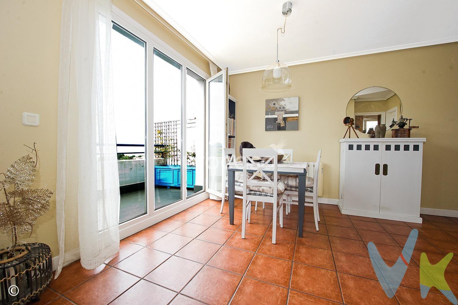DÚPLEX CON VISTAS, TERRAZA Y 3 GARAJES. Imagina despertar cada mañana con la calma del mar y el verde de Cantabria al fondo. En Abra del Pas, en una de las zonas más agradables de Mogro, se encuentra este acogedor dúplex que combina comodidad, amplitud y unas vistas que invitan a relajarse cada día. Consta de una superficie total de 95m2, teniendo 52m2 de vivienda en planta baja. En esta planta encontrarás una cocina práctica y luminosa, un aseo y un amplio salón-comedor con salida directa a una terraza con unas fantásticas vistas abiertas a la ría y a las zonas verdes. Un rincón perfecto para disfrutar de un desayuno al sol, una cena al atardecer o simplemente para desconectar. A través de la escalera subirás a la primera planta donde encontrarás la zona de descanso, con dos dormitorios bien distribuidos y un baño moderno y funcional, pensado para ofrecer espacio y comodidad a diario. Y como extra muy práctico, justo encima verás la planta bajocubierta, actualmente acondicionada como tercer dormitorio. Además, se incluyen tres plazas de garaje, dos de ellas cerradas, algo realmente poco común y muy valorado en la zona. Todo ello se ubica dentro de un entorno tranquilo, con fácil acceso a la autovía y a pocos minutos de la playa de Mogro, el Campo de Golf de Abra del Pas y las principales conexiones hacia Santander y Torrelavega. Si estás buscando una vivienda cerca del mar o quieres una segunda residencia para disfrutar de la playa, del paisaje, y de la calidad de vida, llámanos para visitarlo porque te encantará. 