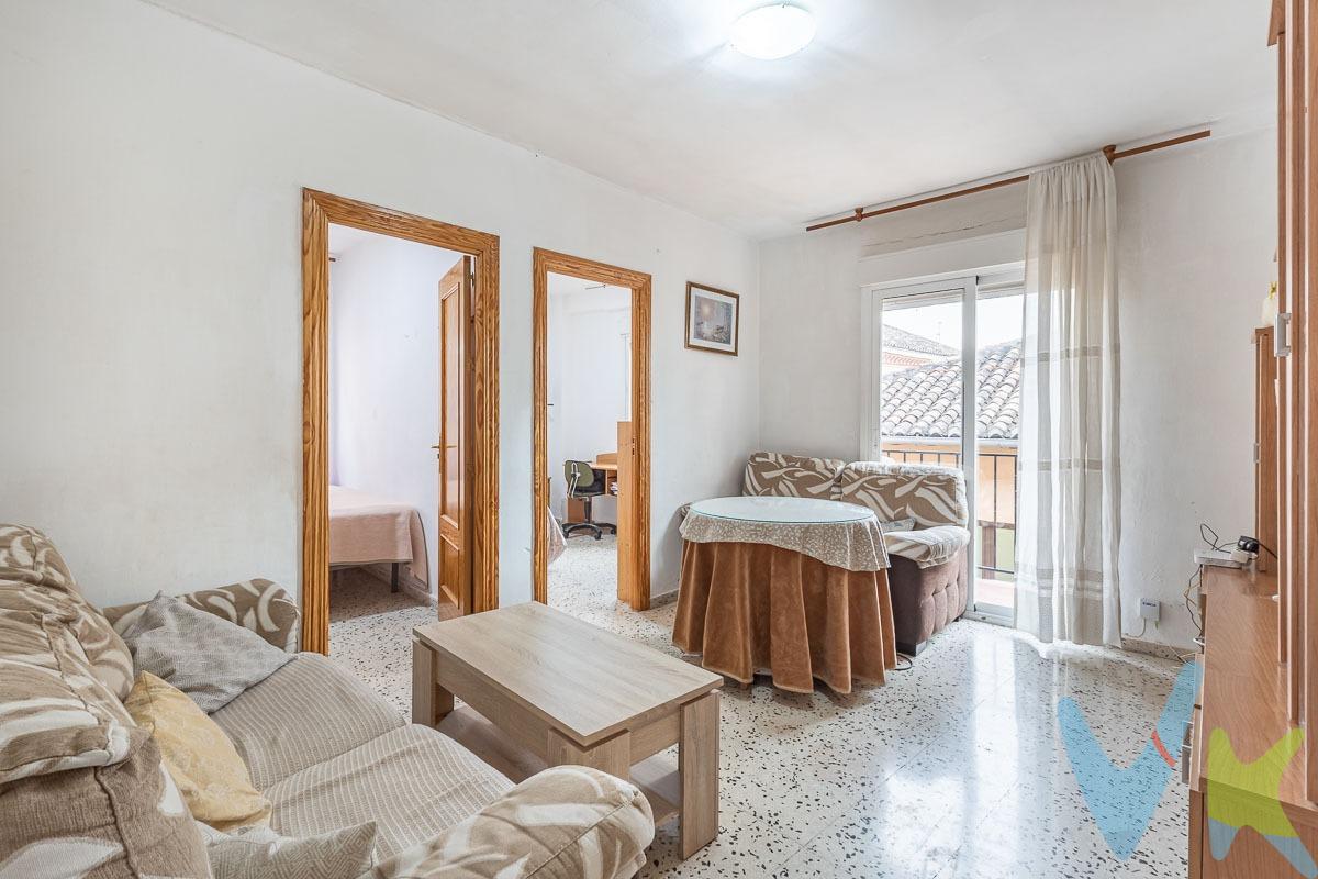 Oportunidad en una de las zonas más demandadas de Granada. Presentamos esta amplia vivienda situada en calle Caballerizas, N.º 2, junto a Calle San Juan de Dios, ideal tanto para residencia habitual como para inversión de alta rentabilidad. El piso cuenta con 4 dormitorios, ofreciendo múltiples posibilidades de distribución, cocinca amueblada y equipada y 1 baño completo. La vivienda se encuentra perfectamente conservada, lo que la convierte en un lienzo ideal para diseñar un hogar a medida o revalorizarla mediante una reforma estratégica. Destaca por su gran luminosidad, gracias a su excelente orientación y a su balcón, que conecta el salón con la cocina, aportando amplitud, ventilación y una agradable entrada de luz natural durante todo el día. En cuanto a la ubicación, se sitúa en un entorno privilegiado, justo delante de la Biblioteca de la Faculta de Derecho, lo que aporta a la vivienda aun más tranquilidad, junto a calles Gran Capitán y San Juan de Dios, a un paso de Gran Vía y rodeado de todo tipo de servicios: supermercados, comercios de proximidad, centros educativos, zonas verdes y una amplia oferta de restauración. Además, cuenta con excelentes conexiones de transporte público gracias a su cercanía con parada de metro y autobuses así como rápido acceso a las principales vías de la ciudad, facilitando la movilidad tanto hacia el centro histórico como hacia otras zonas de Granada. Ubicada en un edificio con ascensor, garantizando comodidad para el día a día. Una propiedad con enorme potencial en una ubicación estratégica, perfecta para quienes buscan espacio, luz y calidad de vida o una inversión segura en una ciudad con alta demanda. No lo dudes y llámanos para visitarla. Ref. N373. * El PVP indicado no incluye impuestos ni gastos de Escritura. * Honorarios agencia no incluidos. * Las superficies expresadas en esta página tienen carácter descriptivo y son aproximadas. * Los precios pueden ser susceptibles de modificación sin previo aviso. * Esta vivienda se vende con muebles.