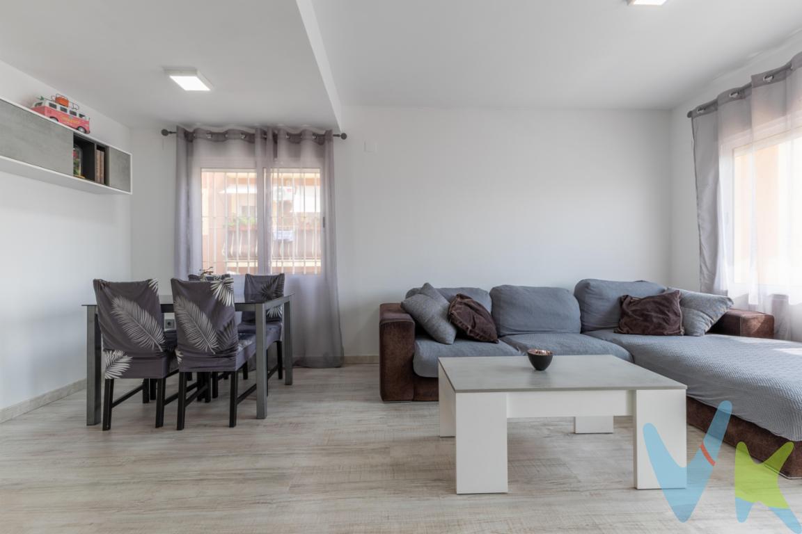 ¿Buscas la casa de tus sueños en un entorno tranquilo y acogedor? ¡Esta es tu oportunidad!Descripción del inmueble:🌟 Planta Baja:Garaje amplio para varios vehículos con cocina equipada.Habitación/Despacho ideal para tu oficina en casa.Cuarto de baño completo para mayor comodidad.Acceso directo a la primera planta mediante escalera.🌟 Primera Planta:Moderna cocina totalmente equipada con acceso a una gran terraza interior perfecta para reuniones y momentos de relax.Comedor amplio con balcón que permite disfrutar de luz natural durante todo el día.Aseo para visitas.🌟 Segunda Planta:3 habitaciones exteriores para el máximo confort.Cuarto de baño completo en esta planta.Habitación principal con balcón y aire acondicionado, perfecta para tus momentos de descanso.Disfruta de esta vivienda unifamiliar en Benavites, con todas las comodidades que necesitas para tu día a día. ¡No dejes pasar esta oportunidad y contáctanos para más información!