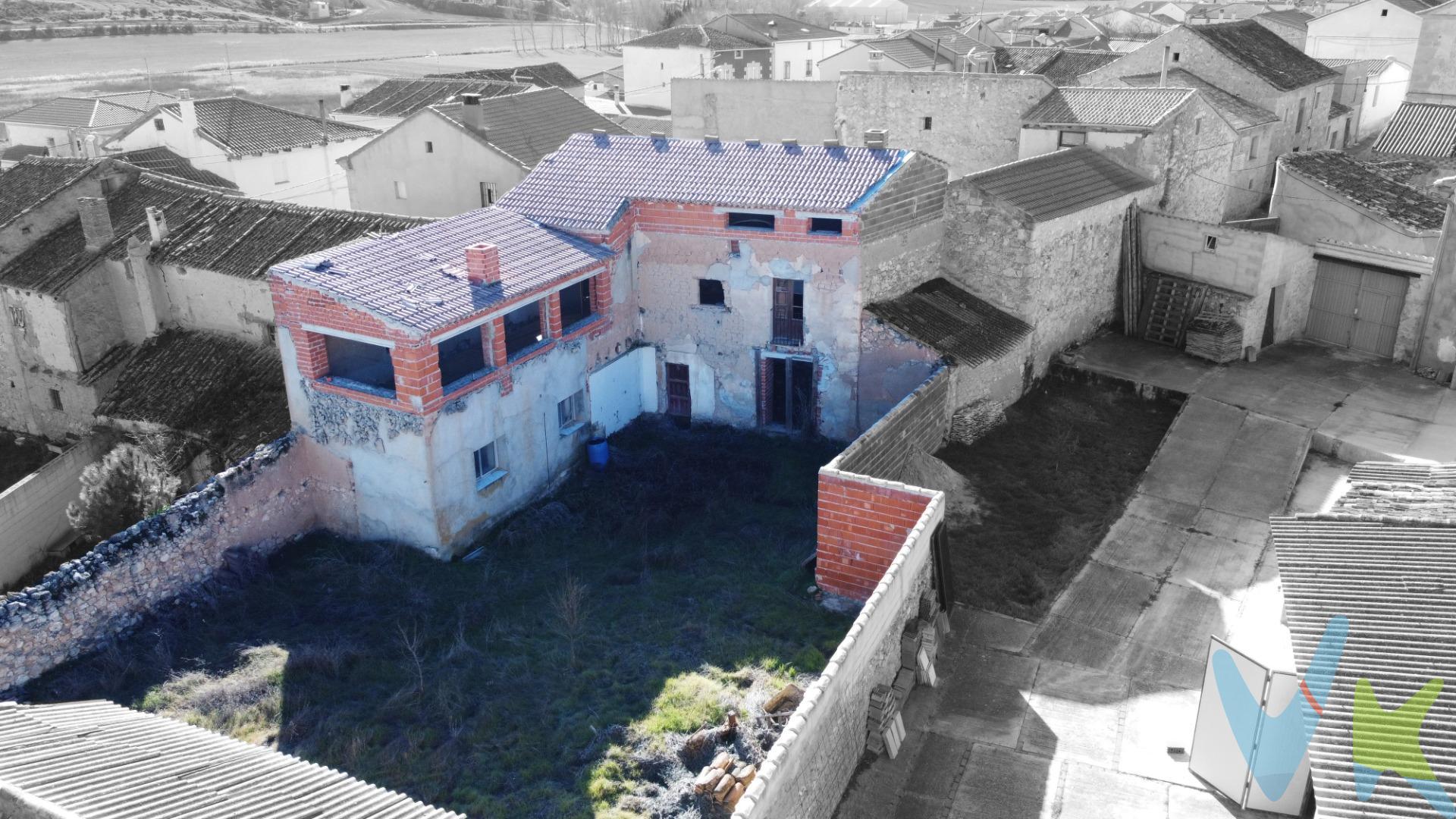 Oportunidad única en Castrillo de Duero. Se vende vivienda en estructura sobre parcela de 359 metros cuadrados ,con una construcción de 192 metros cuadrados, según nota simple registral. Ubicada en el encantador municipio de Castrillo de Duero(Valladolid),en pleno corazón de la Ribera del Duero, esta propiedad ofrece múltiples posibilidades. Ideal para quienes buscan desarrollar un proyecto de alojamiento rural ,vivienda habitual o segunda residencia en un entorno tranquilo ,rodeado de naturaleza y viñedos .La estructura permite adaptar la distribución interior a medida ,según tus necesidades. Características principales:. Parcela de 359m. Estructura de vivienda de 192m. Posibilidad de jardín,patio o zona de aparcamiento. Entorno rural y tranquilo,perfecto para desconectar. Buena conexión por carretera y a pocos minutos de Peñafiel,zona turística de gran atractivo enológico en la Ribera del Duero. Haz realidad tu proyecto en un entorno con encanto!