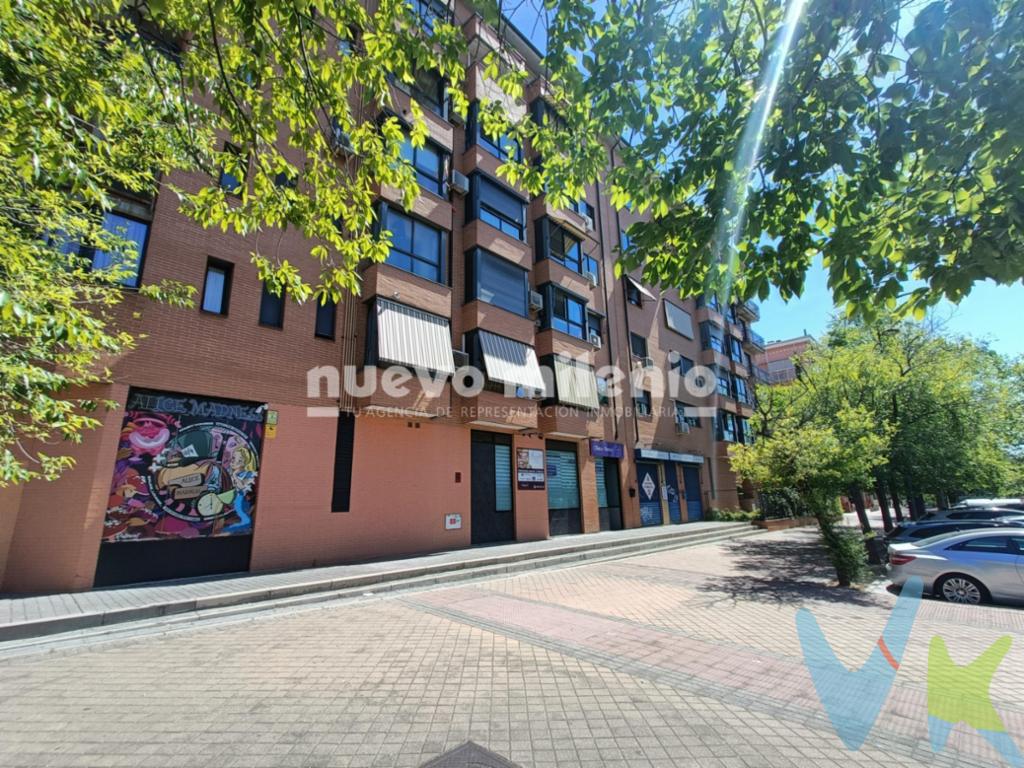 EXCELENTE OPORTUNIDAD EN PARQUE OESTE – ALCORCÓN.

Te presentamos este magnífico LOCAL COMERCIAL ubicado en la calle Oslo, con acceso desde calle Helsinki, en una de las zonas más consolidadas y demandadas de Parque Oeste, rodeado de actividad comercial, servicios y excelentes comunicaciones.

Actualmente acondicionado como oficina, el inmueble ofrece una distribución funcional y versátil compuesta por recepción, amplia sala de trabajo con capacidad para varios puestos, dos despachos independientes comunicados entre sí, sala de reuniones, baño completo con ducha y zona de archivo.

El local se encuentra en perfecto estado de uso y dispone de climatización por conductos (frío/calor) en todas sus estancias, garantizando el máximo confort durante todo el año.

Uno de sus grandes atractivos es que cuenta con SALIDA DE HUMOS, lo que amplía significativamente las posibilidades de implantación de diferentes actividades comerciales o profesionales.

Destaca además su excelente visibilidad gracias a una fachada con casi 8 metros lineales de escaparate, ideal para potenciar la imagen de negocio y la exposición comercial. Su altura libre hasta forjado de 3,80 metros ofrece múltiples opciones de adaptación del espacio. La fachada dispone de cierres de seguridad para una mayor protección.

Una oportunidad única para establecer tu negocio o realizar una inversión en una de las mejores ubicaciones comerciales de Alcorcón.

Las condiciones de la venta establecen que el comprador deberá abonar un importe adicional fijo del 3%, más 21% de IVA, sobre el precio publicitado.