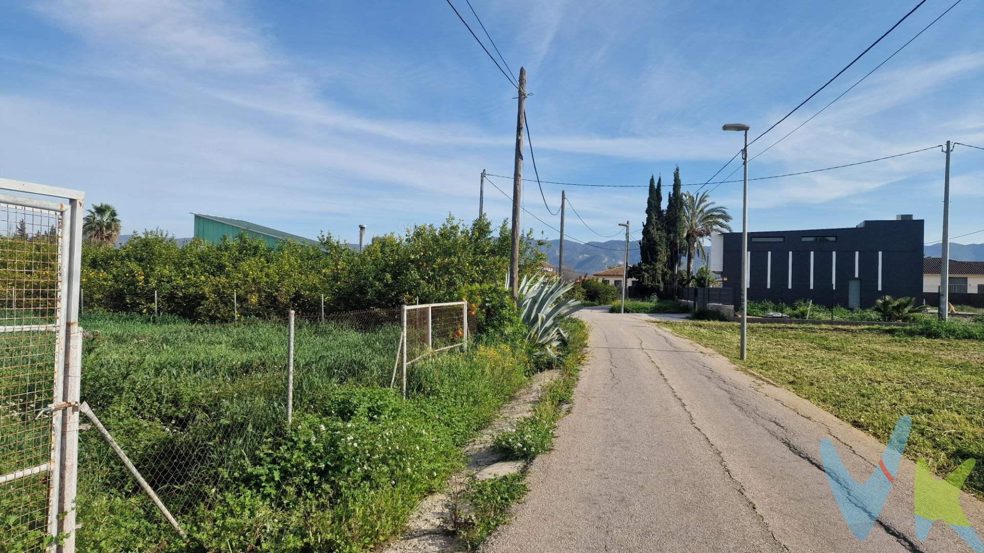 Crea el hogar que siempre has soñado adquiriendo esta gran parcela donde sus despejadas vistas, nos conectan a la naturaleza de su enclave. Con proyecto básico se ubica en una de las mejores zonas de La Era Alta, junto al carril Hermanos Orenes. El terreno tiene 1.252 metros, con todos los suministros en el mismo, permitiendo la construcción de una vivienda unifamiliar. No lo dudes, es una buena oportunidad. 🔑 Comercialización en multidifusión. Por mandato expreso del propietario, este inmueble se comercializa en multiexclusiva, lo que garantiza un acceso completo a la información, un servicio profesional y una gestión ordenada, sin interferencias de terceros. Si eres agente inmobiliario y tienes un cliente interesado, estaremos encantados de colaborar. Contáctanos sin compromiso. 🤝 Una compra tranquila y bien acompañada. Al contactar directamente con nosotros, evitarás molestias innecesarias a la propiedad. Nos encargamos de toda la intermediación, facilitándote la documentación, la información necesaria y un trato cercano, claro y sin complicaciones. Te informaremos con total transparencia de todos los aspectos de la compra, incluidos gastos y honorarios de agencia para que tomes decisiones con calma y seguridad. Nuestra forma de trabajar se basa en algo muy sencillo:. Calma → la tranquilidad de comprar tu vivienda con acompañamiento profesional en todo el proceso con nosotros. ℹ️ Información legal. La descripción del inmueble y las imágenes publicadas tienen carácter meramente informativo y no contractual. El precio ha sido fijado por la propiedad y podría sufrir variaciones hasta su formalización en contrato de compraventa. 💰 Gastos de la compra. ●	Impuestos (ITP). o	Con bonificación: 3 %. o	Sin bonificación: 7,75 %. ●	Notaría y Registro: aprox. 1.000 €. ●	Honorarios de agencia: 3 % + IVA, con un mínimo de 3.000 € + IVA. (No incluidos en el precio de venta). ¡Oye, agente inmobiliario! Si estás leyendo este texto y te gusta, te desafiamos a ser creativo y sorprendernos con una adaptación original. ¡Nada de copiar y pegar, queremos ver tu ingenio en acción!. 