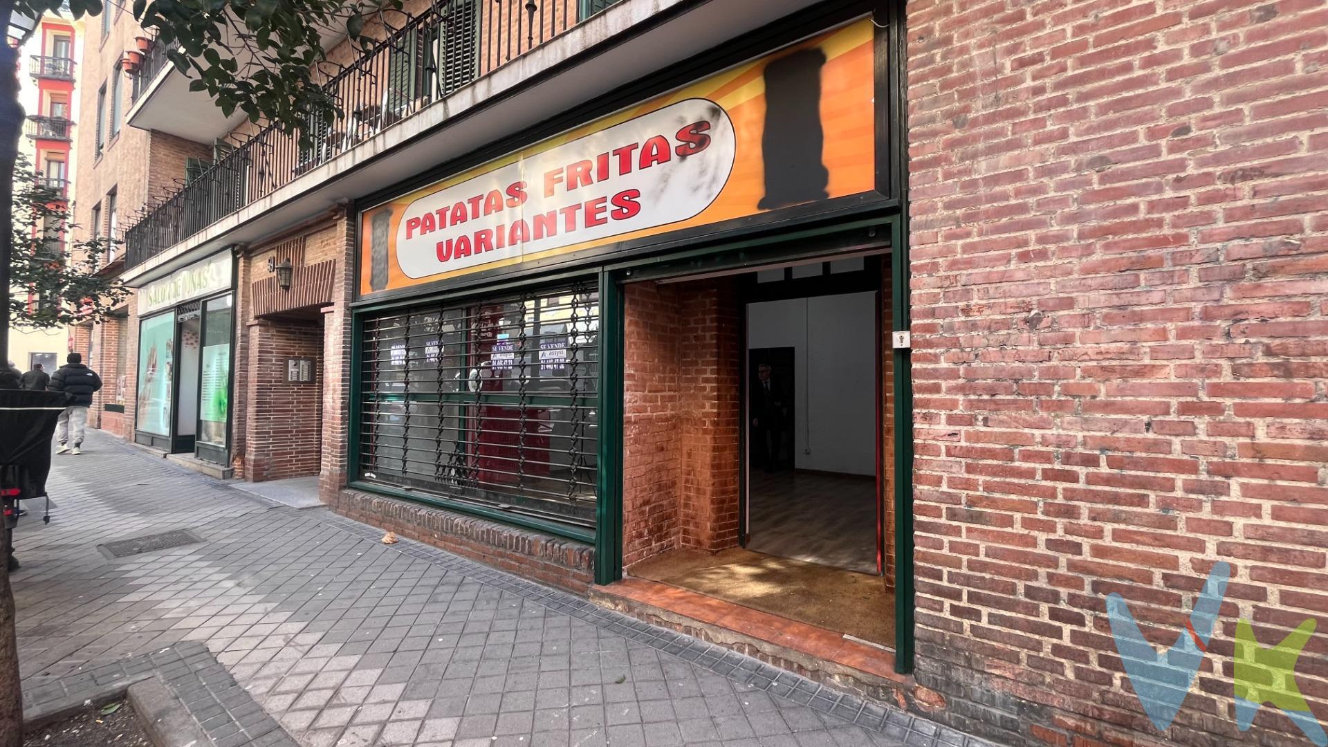Ubicado en la Calle Meléndez Valdés, ubicado junto a Moncloa, en la emblemática Casa de las Flores, icono arquitectónico de 1931 diseñado por Secundino Zuazo, esta finca combina historia, elegancia y valor patrimonial. Un edificio en pleno corazón de Chamberí. . Este local comercial representa una auténtica oportunidad para emprendedores e inversores que buscan ubicación, visibilidad y versatilidad en una de las zonas más consolidadas de Madrid. Nos situamos a pie de calle. Desde la acera, el acceso directo genera esa conexión inmediata con el tránsito peatonal del barrio. En  Planta Baja  42 m² a nivel de calle con fachada de 5.45 m2, ideal como zona de atención al público, showroom, despacho profesional o actividad retail. La distribución permite una implantación eficiente del negocio, optimizando cada metro cuadrado. Salida a Patio privativo. Descendiendo al sótano, accedemos a los 53,00 m² según datos catastrales. Esta combinación de planta calle + sótano es altamente demandada en el mercado por su funcionalidad y por maximizar rentabilidad. Local sin salida de humos y sin posibilidad de ello. Comercios de proximidad y negocios consolidados. Universidades y centros educativos. Excelente comunicación por metro y autobuses. Restauración y servicios profesionales. Alta densidad residencial. Superficie registral aproximada: 85,60 m² / 39 m² en planta calle y 46,60 m² en planta sótano. Metros catastrales: 110 M2 / 53 m2 de almacén en sótano y 42 m2 de comercio a pie de calle y 15 m2 de elementos comunes. . Metros útiles (según plano con cámara 360º, datos aproximados): XXX m². *Este anuncio no es vinculante, puede contener errores. Se muestra a título informativo y no contractual.*. Conforme a lo establecido en la Ley 10/2025 de Publicidad Inmobiliaria, se informa que:. El precio de venta publicado no incluye el mobiliario ni la decoración, ni los impuestos, ni los honorarios derivados del servicio de compra. El comprador asumirá, además del precio de compraventa, un coste adicional del 3 % del precio de venta más IVA en concepto de servicio de gestión, asesoramiento y acompañamiento en todo el proceso de compra. Impuesto de Transmisiones Patrimoniales (ITP): 6 % del precio de compra. Gastos de notaría: entre un 0,2 % y un 0,5 % del precio de compra. Gastos de inscripción en el Registro de la Propiedad: estimados entre un 0,1 % y un 0,25 % del precio de compra. Llámanos o escríbenos y sé el primero en visitarlo. Las mejores ubicaciones no esperan. Invertir bien empieza por elegir bien.