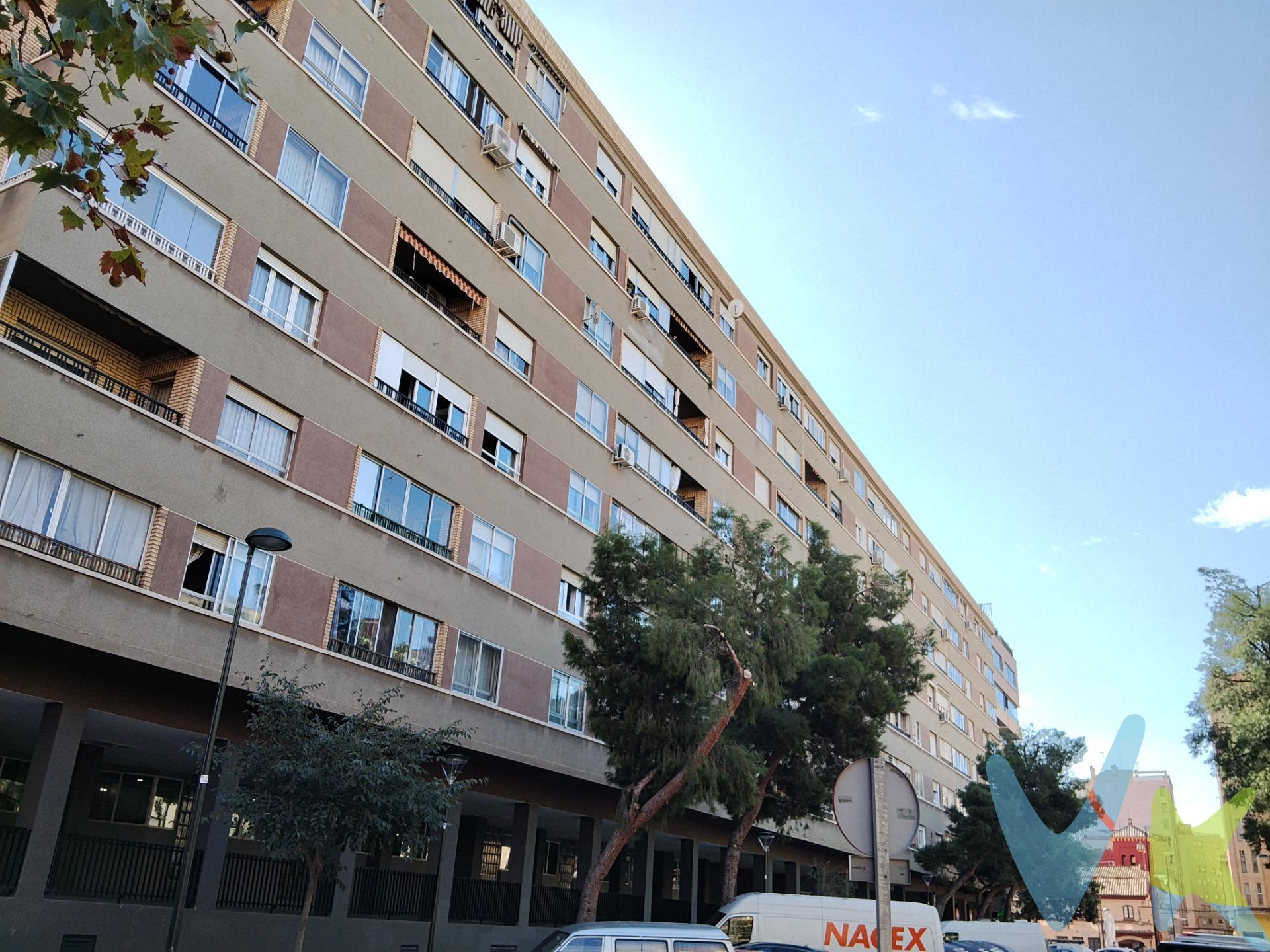 CALLE TEJAR.- Piso de 77m² útiles con terraza de 7m². La vivienda está distribuida en tres dormitorios, salón, cocina y baño. La calefacción y el agua caliente sanitaria son centrales ambas incluidas en la cuota de la comunidad. Finca con ascensor y zona de aparcamiento de vehiculos en la parte interior de la urbanización. No dejes de ver la visita virtual 360º donde podrás ver con todo detalle esta vivienda. Gastos e impuestos no incluidos. A título orientativo, en segundas transmisiones, el comprador abonará: Impuesto sobre Transmisiones Patrimoniales (ITP), tipo general en Aragón al 8% (*). Base de cálculo: mayor valor entre precio de compraventa o valor de referencia catastral. Gastos de Notaría y Registro: Aranceles variables según precio, número de copias y complejidad; cálculo según tarifas normativas. Si se precisa hipoteca: Tasación, condiciones y costes bancarios según entidad elegida por el comprador; así como gastos de gestoría y cualesquiera otros inherentes a la compraventa. No se incluyen otros gastos o tributos que puedan por Ley corresponder al comprador. Operación sujeta a doble mediación. Existen honorarios a cargo del comprador, salvo pacto en contrario, no incluidos en PVP. El consumidor conforme a la normativa vigente podrá solicitar información y documentación adicional relativa al inmueble, sus características, condiciones de la operación y del servicio de mediación en la oficina y/o a través de nuestro teléfono de contacto o mail. La agencia actúa exclusivamente como intermediaria en la compraventa, cuyas condiciones, en todo caso, estarán sujetas a la aceptación expresa del vendedor del inmueble y posterior formalización del contrato. La información suministrada se corresponde con la disponible a la fecha de publicación, pudiendo variar en función de las circunstancias o actualizaciones legales, contractuales y fiscales. Anuncio de carácter meramente informativo. Para una información exhaustiva sobre el funcionamiento, tipos impositivos y bonificaciones del ITP en Aragón, puede consultar el portal oficial de la Agencia Tributaria Autonómica. Tarifas notariales y registrales reguladas en el Anexo I del Real Decreto 1426/1989 y Anexo I del Real Decreto 1427/1989, respectivamente. Anuncio no vinculante, puede contener errores.