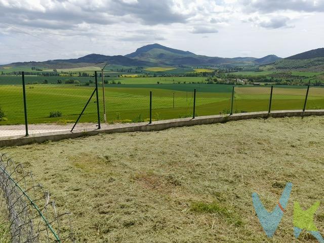 Descubra esta excepcional parcela urbana situada en Cemborain, situada en el casco urbano (al lado del frontón municipal) pero libre de edificaciones cercanas y con una superficie de terreno total de 535 m². Este terreno ofrece maravillosas vistas panorámicas y se beneficia de una orientación ideal que garantiza luminosidad durante todo el día. Ubicado en un entorno rural tranquilo, es la opción perfecta para quienes buscan alejarse del bullicio citadino sin renunciar a las comodidades urbanas; está perfectamente comunicado gracias a su proximidad con la autovía A-12, lo que facilita los desplazamientos diarios a Pamplona. Además, se trata del lugar ideal para familias jóvenes donde construir ese proyecto de vivienda soñada rodeado por naturaleza. Posibilidad de construir una vivienda en planta sótano, planta baja, planta primera y bajo cubierta. Superficie mínima de ocupación en planta de 80 m2, superficie máxima de ocupación en planta 120 m2. No lo dude y consúltenos, estamos convencidos de que esta parcela es lo que estaba buscando.