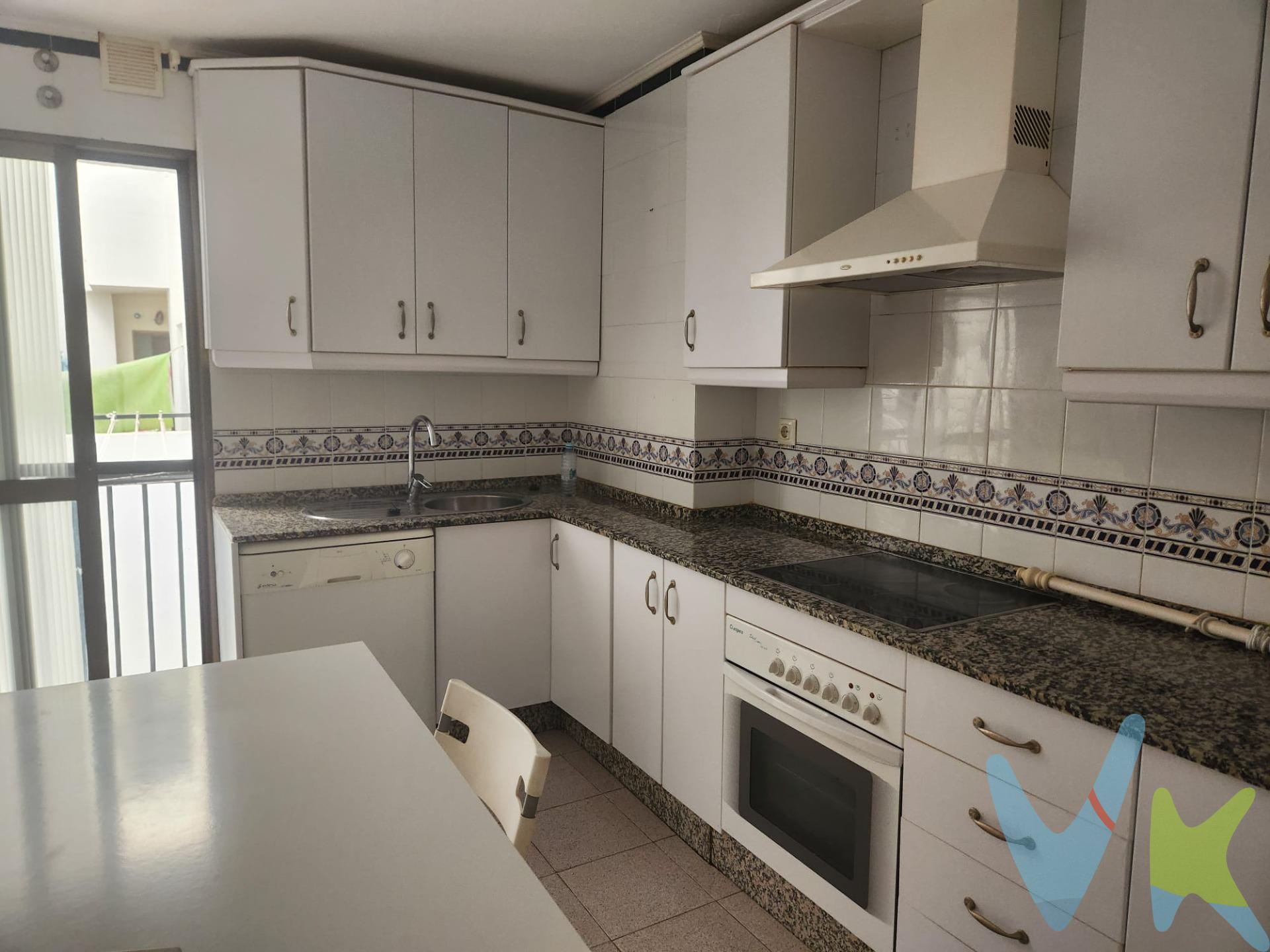 Presentamos una excepcional oportunidad de vivienda en el corazón de San Fernando, una de las zonas más cotizadas y deseadas por su ubicación privilegiada y servicios cercanos. Este atractivo piso se sitúa en una área central, ofreciendo impresionantes vistas despejadas y una excelente orientación que inunda cada rincón de luz natural. Con grandes posibilidades de personalización, la propiedad cuenta con una amplia cocina cuadrada, ideal para aquellos que disfrutan de la gastronomía y la convivencia familiar. El espacioso recibidor da paso a un salón muy luminoso, perfecto para relajarse o entretener a amigos y familiares. La vivienda consta de tres dormitorios de generosas dimensiones; dos de ellos equipados con armarios empotrados que optimizan el espacio y brindan comodidad. Además, cuenta con dos cuartos de baño completos, garantizando privacidad y funcionalidad para todos los miembros del hogar. Una peculiaridad que distingue a esta vivienda son las zonas comunes, adaptadas como área de aparcamiento exclusiva para propietarios, asegurando así un acceso limitado y controlado. Aunque los estacionamientos no están asignados, la disposición de estos espacios ofrece una solución práctica para la vida diaria. No dejes pasar esta oportunidad única de adquirir un piso con tanto potencial en una ubicación inmejorable. ¡Contáctanos hoy mismo para más información y agenda tu visita! Tu nuevo hogar te espera. . -Informamos a nuestros clientes de que los gastos de notaría, registro, gestoría, impuestos y los honorarios de la agencia no están incluidos en el precio. A su vez, disponemos del documento informativo abreviado de la propiedad (según decreto 218/2005, del 11 de octubre) y de seguro de caución, para la protección del dinero entregado como señal para la reserva de una vivienda. Por mandato expreso del propietario, comercializamos este inmueble en exclusiva, lo que le garantiza el acceso a toda la información, a un servicio de calidad, un trato fácil, sencillo y sin interferencias de terceros. Por este motivo, se ruega no molestar al propietario, a los ocupantes de la propiedad o a los vecinos. Muchas gracias por su comprensión.