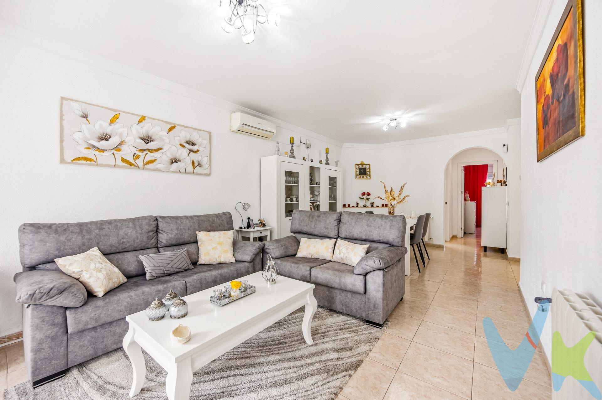 Descubre este encantador chalet ubicado en la tranquila zona de Los Gallos, en Chiclana de la Frontera. Con una superficie construida de 111 m² y totalmente listo para entrar a vivir 🏡✨, esta propiedad cuenta con un amplio salón que conecta perfectamente con sus tres acogedoras habitaciones: una doble y dos sencillas. El baño está cuidadosamente diseñado para ofrecer comodidad diaria 🚿. Además, disfrutarás del aire libre gracias a su barbacoa exterior cubierta 🍖🌳. Situado dentro de una urbanización bien mantenida 🌟, tendrás acceso cercano a autobuses 🚍 , colegios 📚 , centros comerciales 🛒 y hospitales ⚕️ . La ubicación privilegiada te permitirá apreciar vistas abiertas 👀 mientras los niños juegan en las zonas infantiles cercanas 🎠. No pierdas la oportunidad única de hacer tuyo este maravilloso hogar. . Comercializamos este inmueble en exclusiva, lo que le garantiza el acceso a toda la información y un servicio de calidad. En cumplimiento del Decreto de la Junta de Andalucía 218/2005 del 11 de Octubre, se informa al cliente que los gastos notariales, registrales,honorarios, ITP y otros gastos inherentes a la compraventa no están incluidos en el precio. Igualmente disponemos de un Seguro de Caución para garantizar las cantidades entregadas a nuestra Agencia en concepto de Reserva y/o Arras. impuestos y gastos de la compraventa. El comprador puede consultar de forma oficial los impuestos aplicables (ITP, AJD, etc.) en la web de la Junta de Andalucía:. https://www.juntadeandalucia.es/organismos/economiahaciendayfondoseuropeos/areas/tributos-juego/tributos/paginas/impuestos-cedidos-transmisiones.html. Si tiene cualquier duda sobre los gastos de la compraventa, llámenos y estaremos encantados de asesorarle de forma clara y personalizada. . . 