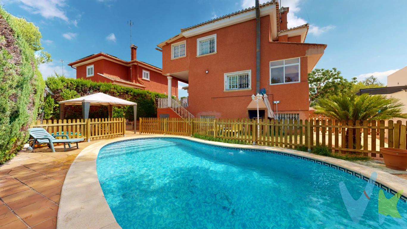Chalet independiente en El Plantío (La Canyada) con piscina privada, parcela junto colegio British School  Disfruta de la tranquilidad y la privacidad en este maravilloso chalet ubicado en la Canyada-Paterna, urbanización residencial cerca de Valencia destinada a primeras viviendas. Parcela de aprox. 600 m² a escasos metros del colegio BRITISH SCHOOL OF ENGLISH, con una piscina privada acogedora para poder relajarte mientras estás en un remanso de paz. Imagina poder vivir cerca de todo y a la vez con la tranquilidad y calidad de vida que te brinda La Canyada, rodeado de naturaleza, con el sol de Valencia y este maravilloso clima que nos acompaña todo el año y disponiendo de parada de metro, 2 supermercados, comercios.  Dispone de una preciosa porchada donde poder tomar un café al atardecer rodeado de las personas que quieres y con espacio de sobra para poder disfrutar de unas maravillosas veladas.Este magnífico chalet de más de 235m², está equipado con todas las comodidades que podrías imaginar, aire acondicionado y calefacción por gas natural en todas las plantas, alarma, puerta automática en el garaje, galería, sala de juegos, amplísimo salón-comedor de 48m², ...  Se distribuye en 2 plantas más semisótano. Entrando por la planta noble, encontramos el amplio salón-comedor, cocina con práctica galería y terraza para poder recibir el día desayunando al aire libre en tu cocina, baño completo y dos habitaciones en esa planta, ya en la planta superior encontramos otras 3 habitaciones y otros dos baños, uno de ellos incorporado a la habitación principal. Una de las habitaciones dispone de un acceso a otra destinada privada destinada a sala de juegos. Y ya en la planta semisótano, los  actuales dueños lo han actualizado ampliando la vivienda y aprovechando todo lo que esta vivienda te puede ofrecer, garaje para dos coches, sala de máquinas, y otras 3 habitaciones con ventana, iluminación y ventilación exterior, destinada una de ellas a otra sala de juegos.  Es obvio que cualquier detalle de la casa se puede modificar, actualizar o adaptar al gusto y necesidades de sus propietarios, pero, de momento, la ubicación s e caracteriza por su invariabilidad y en este caso estamos hablando de una de las zonas más cotizadas de La Cañada  Lo importante no es como es esta casa, sino cómo te hará sentir, y es que dicen que la mayoría de las veces podemos elegir, por lo que no dudes en visitar esta vivienda, quien vive aquí sabe lo fácil que resulta todo. Un hogar en el que la familia crecerá en espacio, en comodidad, en experiencias y en calidad de vida, esta casa cumple con todos los requisitos para ser un magnífico escenario para futuros recuerdos de una bonita familia, una vivienda ideal para hacer de ella tu hogar    Si tienes que vender antes tu vivienda, llámanos y te asesoramos cómo hacerlo para además tener los mínimos gastos posibles y todas las garantías. Agencia Registrada con el nº4039 en el Registro Obligatorio de Agentes Inmobiliarios de la Comunidad ValencianaPor mandato expreso del propietario, COMERCIALIZAMOS ESTE INMUEBLE EN EXCLUSIVA, lo que le garantiza el acceso a toda la información, a un servicio de calidad, un trato fácil, sencillo y sin interferencias de terceros. Por este motivo, se ruega NO MOLESTAR AL PROPIETARIO, a los ocupantes de la propiedad o a los vecinos. Muchas gracias por su comprensión.La oferta está sujeta a cambios de precio o retirada del mercado sin previo aviso. Este anuncio en su conjunto, incluyendo textos, fotos, imágenes o cualquier otro contenido de este, no es vinculante dado que la información es ofrecida por terceros y puede contener errores. Se muestra a título informativo y no contractual.El precio del inmueble no incluye los honorarios de la agencia que ascienden al 4%+IVA del precio final del inmueble, ni los gastos de notaría y registro de la propiedad (que están sujetos a aranceles y varían dependiendo del precio de escrituración), ni los impuestos (que en la Comunitat Valenciana varían dependiendo del precio del inmueble y de las características personales del comprador).Esta propiedad se pone a la venta con toda la documentación comprobada y en regla, por lo que ofrecemos GARANTÍAS a los compradores.