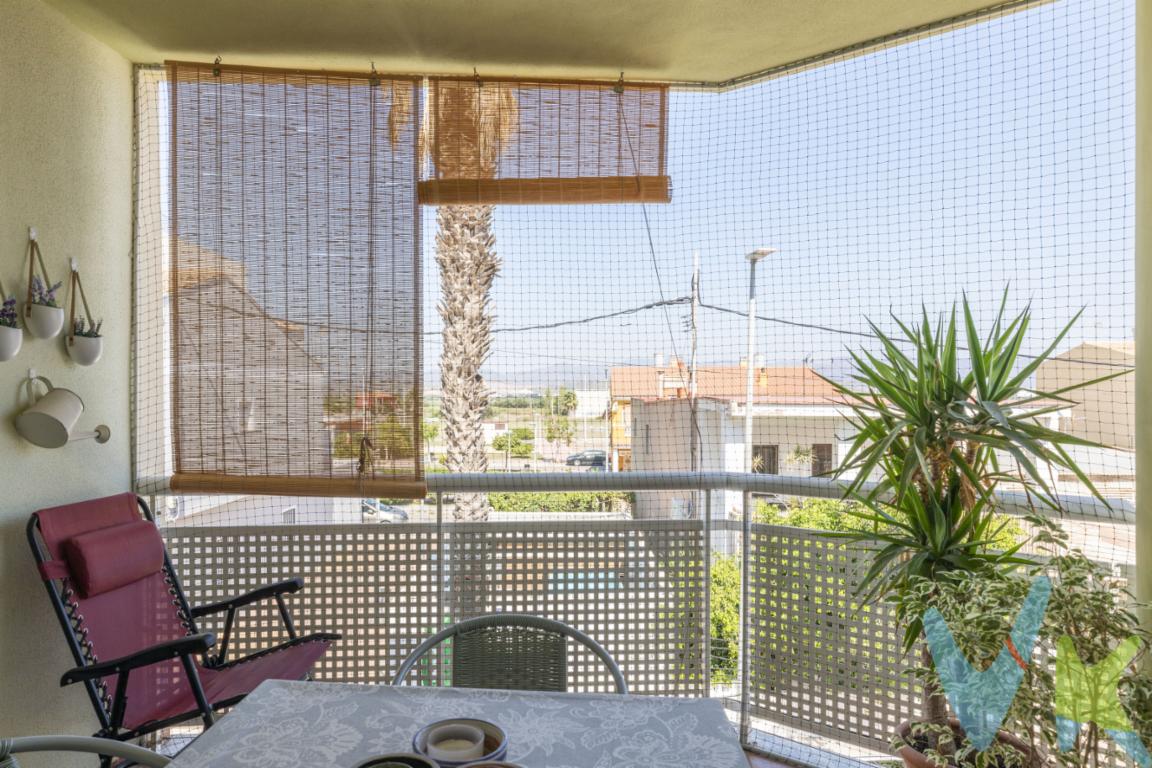   Atractivo piso en venta situado en la encantadora área de Chilches-Xilxes. Este inmueble, en excelente estado, ofrece la oportunidad ideal para quienes buscan una vivienda cómoda y bien ubicada. En un edificio construido en el año 2007, esta propiedad es sinónimo de modernidad y confort.El piso, ubicado en la planta 1, dispone de una superficie útil de 52,8 metros cuadrados y 59,82 metros construidos, optimizando cada metro para ofrecer espacios funcionales y acogedores. Entre sus dependencias, destacan dos dormitorios luminosos que aseguran el confort necesario para el descanso diario. El diseño de las estancias permite aprovechar al máximo la luz natural, llenando de vida cada rincón del hogar.Complementando los espacios interiores, se encuentra una espectacular terraza de 14 metros cuadrados. Este privilegiado espacio exterior es ideal para disfrutar de momentos de relajación al aire libre, desayunos soleados, o cenas bajo las estrellas. La terraza se convierte en un escenario perfecto para el disfrute individual o reuniones con familiares y amigos.Además cuenta con un trastero. Este útil extra contribuye al orden y la organización del hogar, permitiéndole guardar enseres de manera eficiente, sin comprometer el espacio habitable. La inclusión de un trastero es una característica que muchos considerarán valiosa por la practicidad que aporta al día a día.El edificio está equipado con ascensor, facilitando el acceso y proporcionando un aumento en la calidad de vida, especialmente para aquellos que buscan evitar el esfuerzo de subir escaleras. Este moderno equipamiento subraya la accesibilidad del inmueble.Este inmueble está ubicado en un entorno que combina tranquilidad residencial con la cercanía a servicios y comercios esenciales. Esta característica contribuye a ofrecer una vida urbana plena sin sacrificar la paz de un vecindario acogedor. Cafeterías, restaurantes y tiendas se encuentran a poca distancia, garantizando así que todo lo que pueda necesitar esté al alcance de su mano.Además, la adquisición de este piso representa una inversión segura en una zona en constante desarrollo y apreciación inmobiliaria. Mes tras mes, Chilches-Xilxes se consolida como una de las áreas más solicitadas, aumentando su atractivo tanto para residencia propia como para inversión.No deje pasar la oportunidad de visitar este magnífico piso. Esta es su ocasión para descubrir de primera mano una vivienda que, sin duda, cumplirá con sus expectativas tanto personales como financieras. Se invita cordialmente a coordinar una visita para conocer todos los detalles y comprobar personalmente lo que este hermoso inmueble tiene para ofrecer. Su próximo hogar le está esperando, listo para proporcionarle una vida llena de confort y facilidad. 