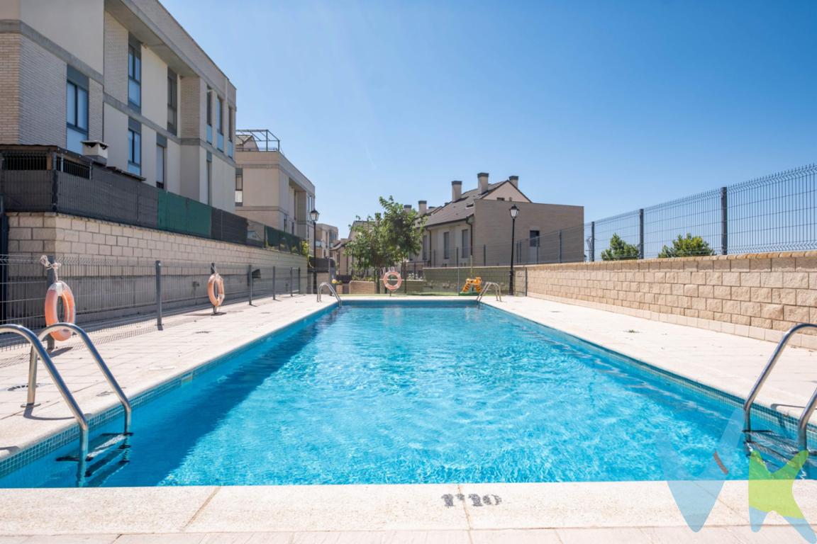Te presentamos esta estupenda vivienda en La Muela, situada en una finca del año 2009 que combina amplitud, comodidad y una excelente relación calidad-precio. El piso, semi-reformado y listo para entrar a vivir, se distribuye en:. 🛏️ 3 dormitorios con armarios empotrados. 🛁 2 baños completos, 1 en suite con ventilación natural. 🍽️ Cocina independiente con espacio para comer. 🌞 Luminoso salón con salida directa a la terraza. Su gran protagonista es la terraza amplia, perfecta para disfrutar del aire libre, organizar comidas en familia o relajarte al final del día con vistas despejadas. Además, dispone de:. 🚗 Plaza de garaje en la misma finca. 📦 Trastero que aporta espacio extra. 🔥 Calefacción individual a gas y ventanas de doble acristalamiento, que garantizan confort térmico y eficiencia. Y como valor añadido, forma parte de una urbanización privada con zonas comunes ajardinadas y piscina comunitaria, donde podrás disfrutar de momentos de ocio y relax sin salir de casa, ideal tanto para familias con niños como para quienes buscan calidad de vida en un entorno tranquilo. Una vivienda pensada para quienes desean espacio, comodidad y un entorno con servicios, a solo unos minutos de Zaragoza, con buena conexión por autovía. ****  Visitas a partir del 01 de Octubre  *****