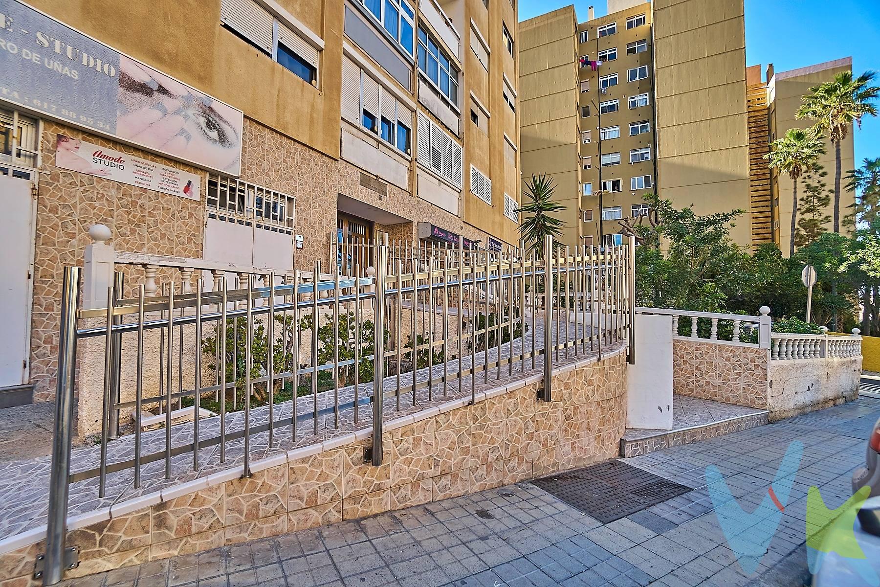 Te presentamos esta fantástica vivienda situada en una de las zonas más prácticas y demandadas de Las Palmas de Gran Canaria: La Feria. Un hogar perfecto para familias que buscan espacio, comodidad y todos los servicios al alcance de la mano. La vivienda cuenta con cuatro dormitorios, tres de ellos dobles y uno sencillo, ofreciendo múltiples posibilidades para familias numerosas, despacho o zona de estudio. Dispone de un baño completo, un amplio y luminoso salón con salida directa a un agradable balcón, ideal para disfrutar de la luz natural y del aire fresco. La cocina es independiente y muy funcional, con espacio para mesa de comedor y zona de lavado, perfecta para el día a día. Además, la vivienda dispone de recibidor, aportando una distribución cómoda y bien diferenciada entre las zonas de día y de descanso. El edificio tiene una entrada reformada, amplia y está adaptado para personas con movilidad reducida, con rampa de acceso en la entrada y dos ascensores, lo que aporta comodidad y accesibilidad. La ubicación es uno de sus grandes atractivos: situada en una zona con todos los servicios a pocos minutos, cerca del Parque Juan Pablo II, del Hospital Universitario de Gran Canaria Dr. Negrín y del Recinto Ferial de Canarias. Supermercados, centros educativos, transporte público, zonas verdes y comercios hacen que esta vivienda sea una opción ideal para quienes buscan calidad de vida en la ciudad. Una oportunidad perfecta para crear el hogar que tu familia necesita en una ubicación privilegiada.